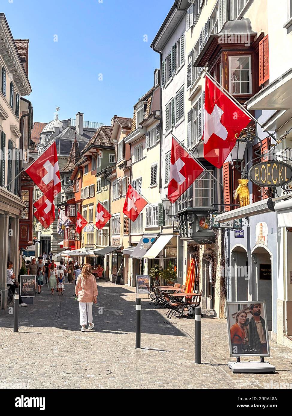 Rue pedestrianisée avec drapeaux suisses, Augustinergasse, ville de Zürich, Zürich, Suisse Banque D'Images
