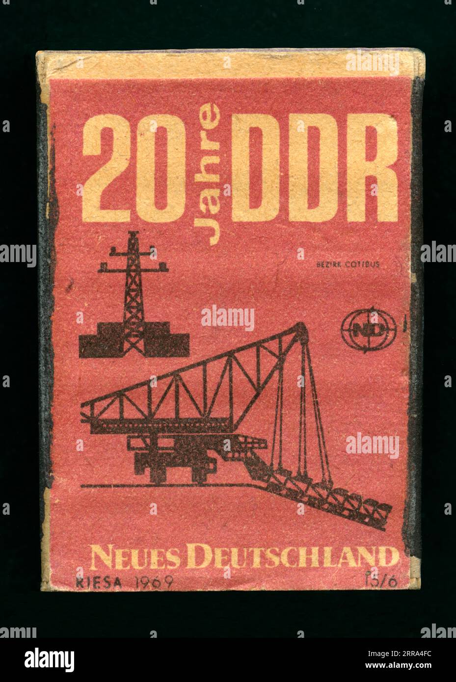 Europa, Deutschland, Deutsche Demokratische Republik ( DDR ) , Streichholzschachtel , aus Riesa, mit dem Text ' 20 Jahre DDR ' , herausgegeben von der Tageszeitung ' Neues Deutschland ' ( ND ) , Größe 3,7 cm x 5,2 cm, Rechte werden nicht vertreten . / Europe, Allemagne, République démocratique allemande ( RDA ) , boîte d'allumettes , de Riesa, avec le texte : ' 20 Jahre DDR ' ( 20 ans GDR ) , publié par le journal ' Neues Deutschland ' ( ND ) , format 3,7 cm x 5,2 cm , il n'y a pas de droits . Banque D'Images