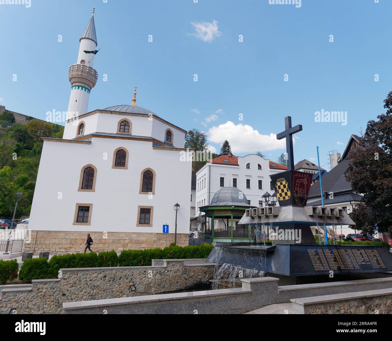 Mosquée ESMA Sultana et Monument aux défenseurs croates à Jajce Bosnie-Herzégovine, 06 septembre 2023 Banque D'Images