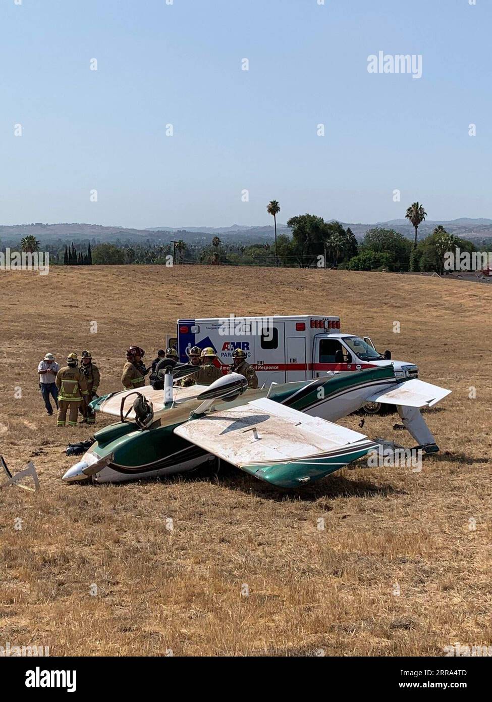 210715 -- RIVERSIDE É.-U., 15 juillet 2021 -- la photo prise le 15 juillet 2021 montre le site où un petit avion s'est écrasé dans le comté de Riverside, en Californie, aux États-Unis. Deux personnes ont été blessées jeudi matin après que le petit avion s'est écrasé sur la propriété de l'aéroport dans le comté de Riverside, ont déclaré les autorités. /Document via Xinhua U.S.-CALIFORNIA-RIVERSIDE-SMALL PLANE-CRASH ThexCityxofxRiversidexFirexDepartment PUBLICATIONxNOTxINxCHN Banque D'Images