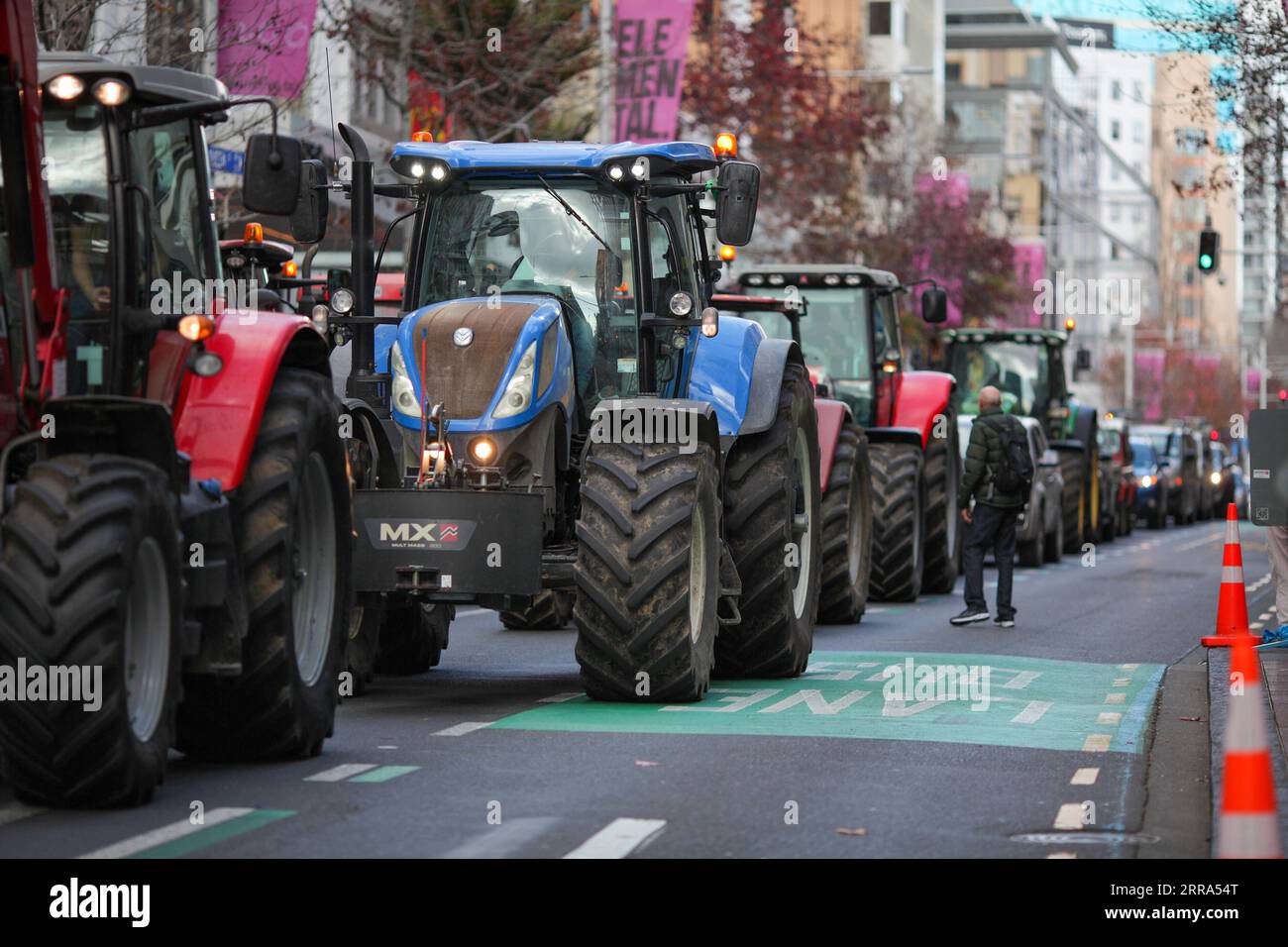 210716 -- AUCKLAND, le 16 juillet 2021 -- des tracteurs et des agriculteurs prennent part à un événement de protestation à Auckland, en Nouvelle-Zélande, le 16 juillet 2021. Des tracteurs et des agriculteurs sont descendus dans les rues du centre-ville d'Auckland alors qu'ils participaient à une manifestation dans tout le pays vendredi. Le hurlement d'un événement de protestation a vu des milliers de véhicules agricoles, y compris des camions, des tracteurs, des utes et même des chiens, gronder les villes pour protester contre ce que les agriculteurs ont déclaré être une ingérence croissante du gouvernement, des réglementations impraticables et des coûts injustifiés. Photo de /Xinhua NEW ZEALAND-AUCKLAND-HOWL D'Un PROT Banque D'Images