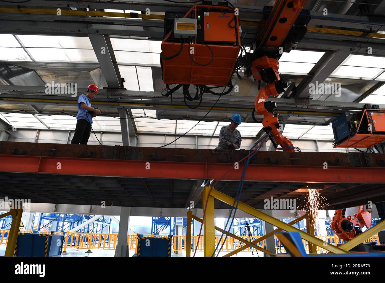 210716 -- ma ANSHAN, 16 juillet 2021 -- des robots démontent automatiquement un wagon de ferraille à la base de production intelligente pour le recyclage des matériaux ferroviaires à Ma anshan, province de l'Anhui dans l'est de la Chine, 14 juillet 2021. Une base de production intelligente pour le recyclage des matériaux ferroviaires est entrée en service mercredi dans la ville de Ma anshan, dans la province de l Anhui de l est de la Chine, améliorant considérablement l efficacité du recyclage de la ferraille ferroviaire. Avec trois lignes de production automatiques, l'installation peut démanteler 4 000 locomotives mises au rebut, des voitures de fret et de passagers, et traiter 125 000 tonnes de rails en acier mis au rebut Banque D'Images