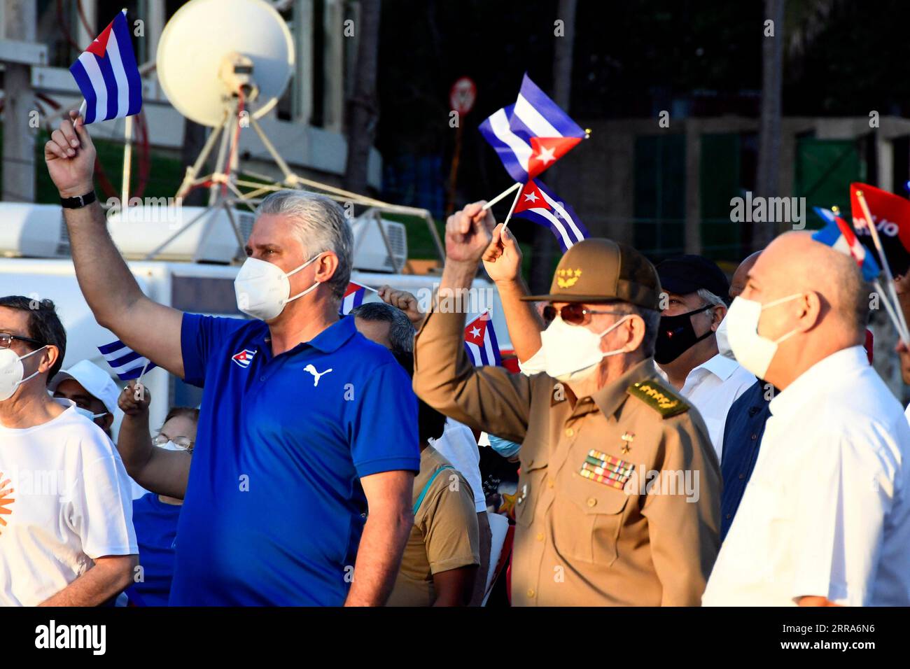 210718 -- LA HAVANE, le 18 juillet 2021 -- Raul Castro 2e R, leader de la révolution socialiste cubaine, et le président cubain Miguel Diaz-Canel 3e R participent à un rassemblement politique à la Havane, Cuba, le 17 juillet 2021. Des milliers de Cubains se sont réunis samedi sur l esplanade de la Piragua à la Havane pour exprimer leur soutien au gouvernement de l île après les récents troubles. Raul Castro, leader de la révolution socialiste cubaine, le président Miguel Diaz-Canel, des hauts fonctionnaires et des dirigeants d'organisations sociales ont assisté à l'événement. Photo de /Xinhua CUBA-HAVANA-GATHERING JoaquinxHernandez PUBLICATIONxNOTxINxCHN Banque D'Images