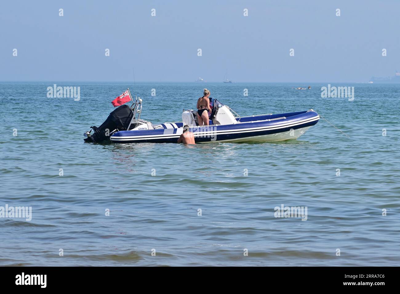 Studland, Dorset, Royaume-Uni, 7 septembre 2023, météo : les gens dans un bateau dans la côte sud ensoleillée chaude de l'Angleterre dans la canicule de fin d'été. Paul Biggins/Alamy Live News Banque D'Images