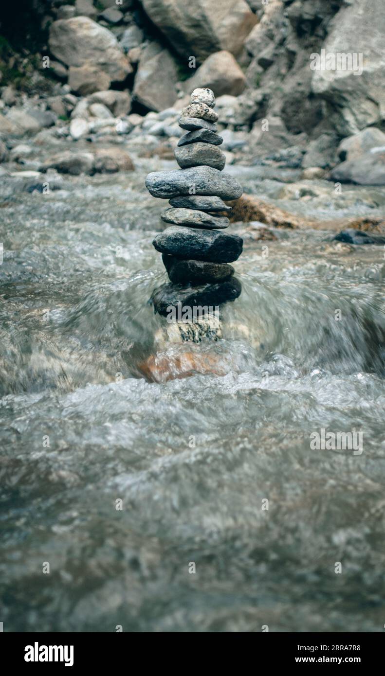 Shiva Linga fabriqué à partir de galets et de rochers, placé dans un ruisseau de rivière à Kinner Kailash Yatra dans l'Himachal Pradesh, un pèlerinage hindou Banque D'Images