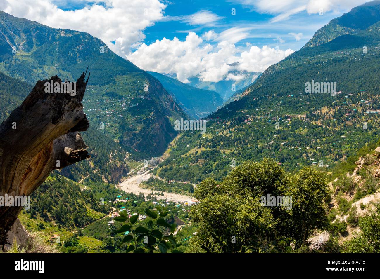 Rivière Satluj serpentant à travers les vallées profondes de l'Himalaya de Kinnaur, Himachal Pradesh, Inde. Banque D'Images
