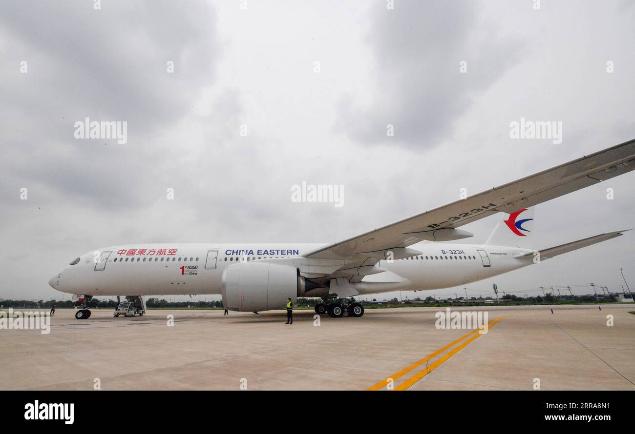 210721 -- TIANJIN, le 21 juillet 2021 -- une photo prise le 21 juillet 2021 montre un Airbus A350 livré à China Eastern Airlines au centre de livraison et d'achèvement des gros porteurs d'Airbus Tianjin, dans le nord de la Chine, à Tianjin. Airbus a inauguré son projet d'avions A350 dans son centre de livraison et de finition de gros porteurs situé dans le nord de la Chine, à Tianjin. C’est la première fois que le planeur européen lance un tel projet pour l’A350 en dehors de l’Europe. CHINE-TIANJIN-AIRBUS-A350-LIVRAISON CN SUNXFANYUE PUBLICATIONXNOTXINXCHN Banque D'Images