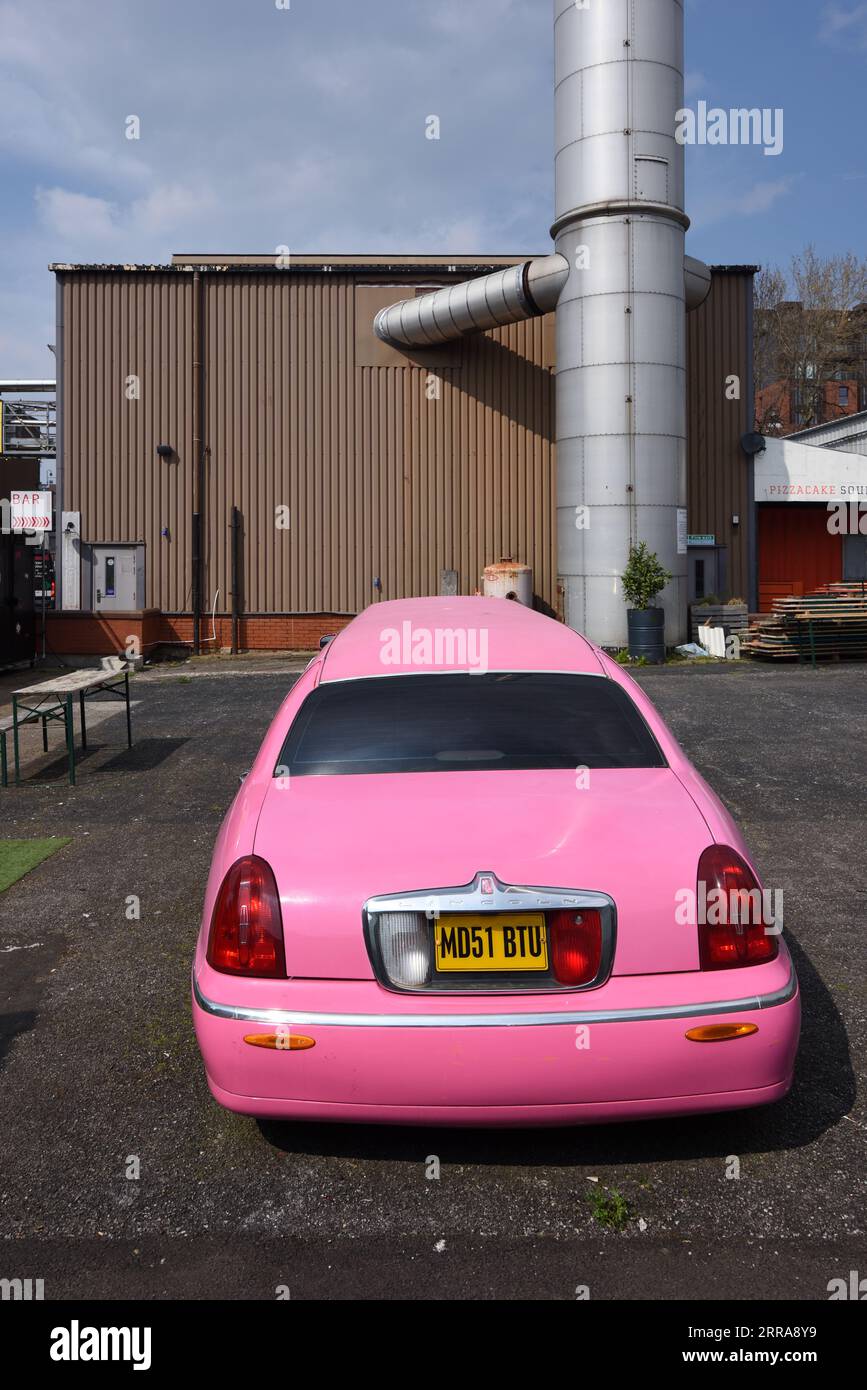 Pink Lincoln Navigator voiture de luxe, stretch Limousine ou long empattement Limousine Banque D'Images