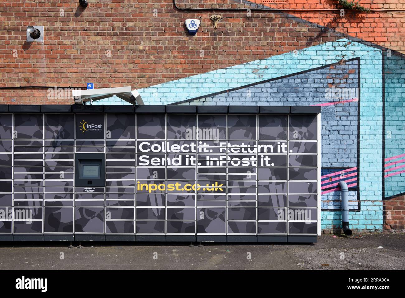 Boîtes postales ou postales, casiers à colis ou machines automatiques à colis (APM) et murs peints Liverpool Angleterre Royaume-Uni Banque D'Images