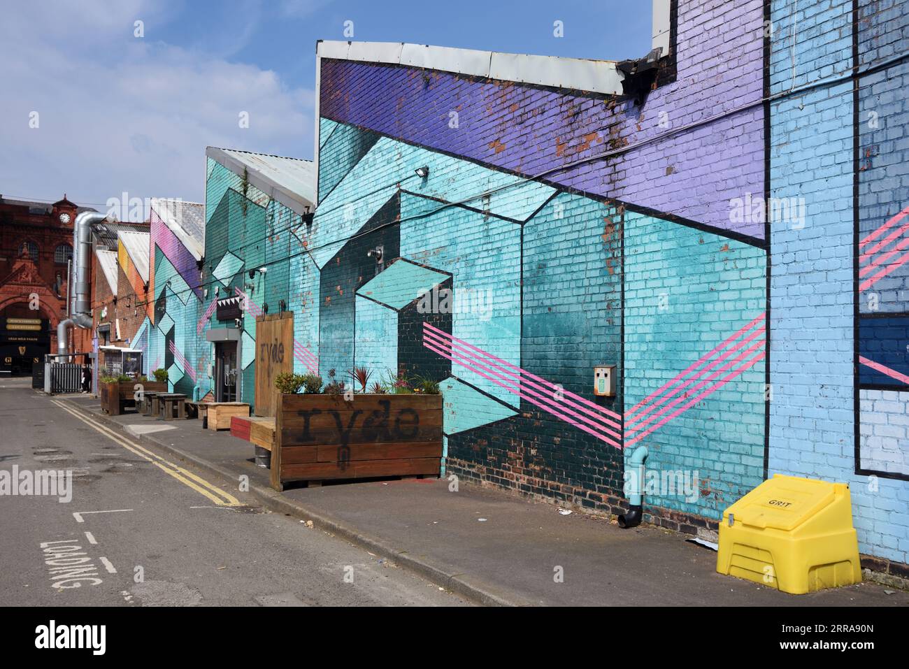 Vieux mur de briques peint avec des motifs géométriques abstraits colorés dans la région du Triangle Baltique de Liverpool Angleterre Royaume-Uni Banque D'Images