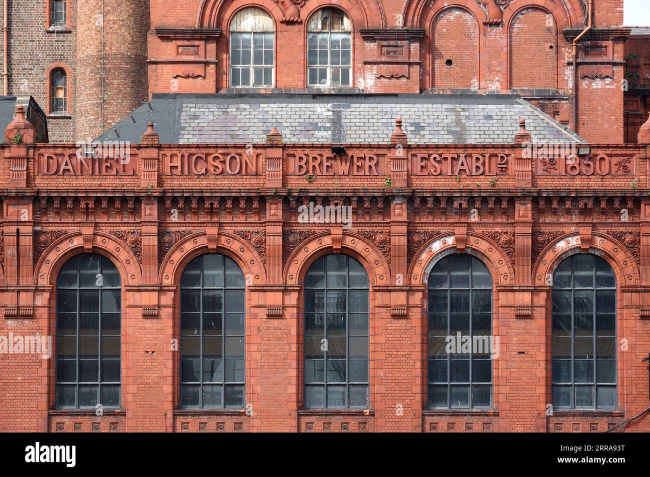 Motifs de fenêtres de Redbrick ou Red Brick Victorian Achitecture de Higsons Brewery, ou Daniel Higson Brewer, Liverpool Banque D'Images