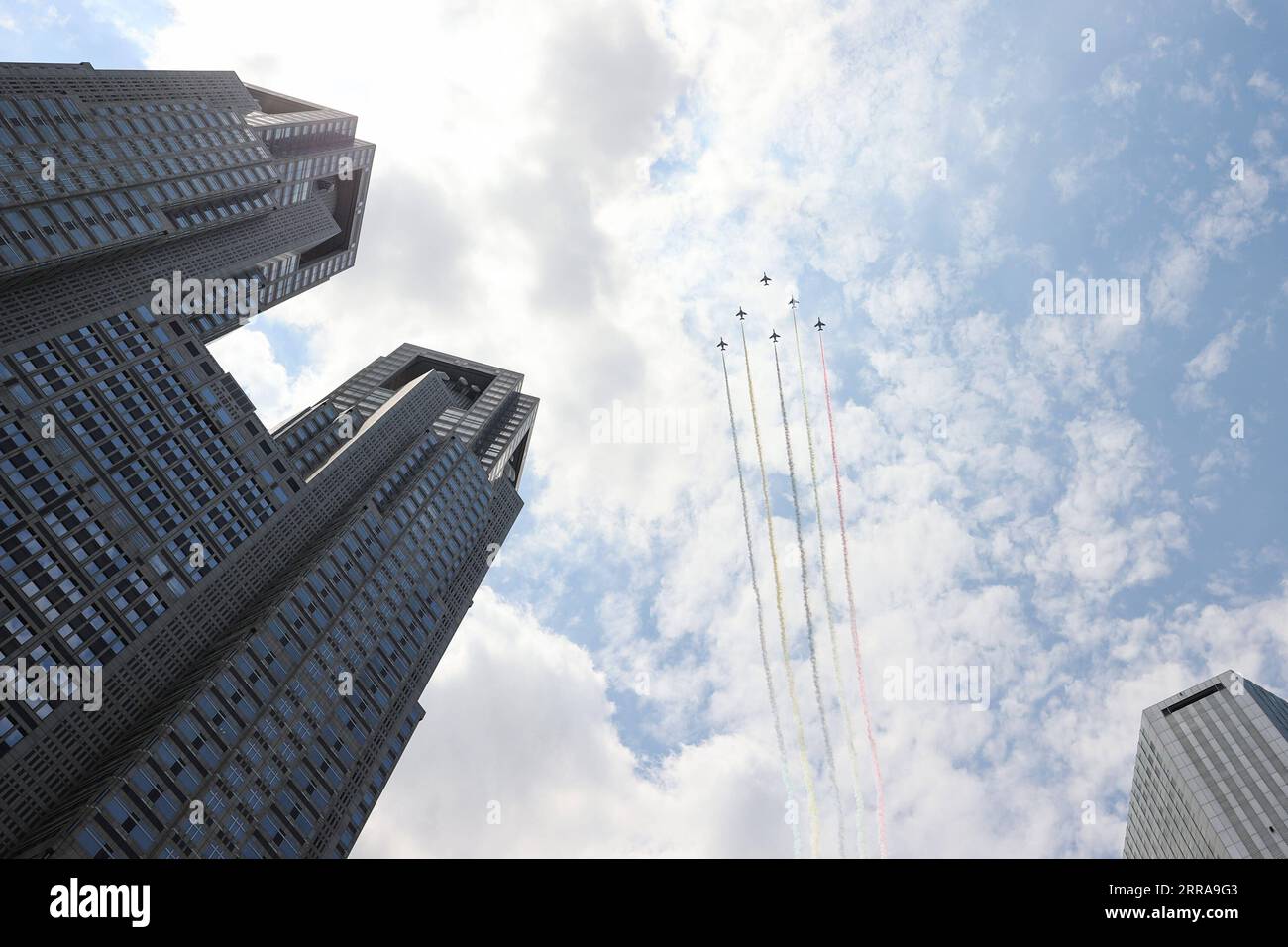 210723 -- TOKYO, le 23 juillet 2021 -- des avions de l'impulsion bleue de la Force aérienne japonaise d'autodéfense participent à un spectacle aérien avant la cérémonie d'ouverture des Jeux Olympiques de Tokyo 2020 à Tokyo, Japon, le 23 juillet 2021. TOKYO2020XHTP-JAPAN-TOKYO-OLY-AIRSHOW-BLUE PULSE DUXXIAOYI PUBLICATIONXNOTXINXCHN Banque D'Images