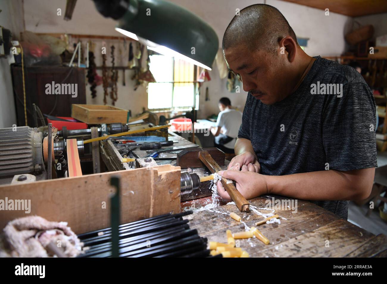 210727 -- JINGXIAN, le 27 juillet 2021 -- un ouvrier fabrique des pinceaux à encre Xuan chez un fabricant local dans le canton de Huangcun, dans le comté de Jingxian, province de l'Anhui dans l'est de la Chine, le 22 juillet 2021. Le pinceau à encre, l'encre, le papier chinois Xuan et les dalles d'encre sont quatre matériaux d'écriture traditionnels de la papeterie chinoise. L'art de différents types d'écritures de calligraphie chinoise ainsi que la peinture avec des traits d'encre chinois traditionnels nécessitent une variété de pinceaux. Les cheveux de la brosse à encre Xuan sont généralement fabriqués à partir de poils de lapins, de belettes ou de chèvres, tandis que le manche est généralement fait de bambou. La technologie traditionnelle Banque D'Images