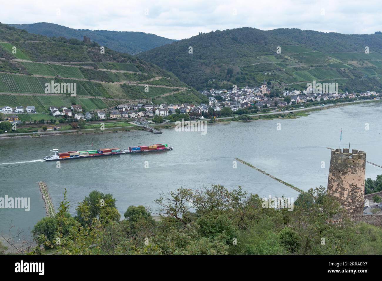 Les barges commerciales et autres trafics fluviaux longent le Rhin dans la région de Mayence-Bingen, en Allemagne Banque D'Images
