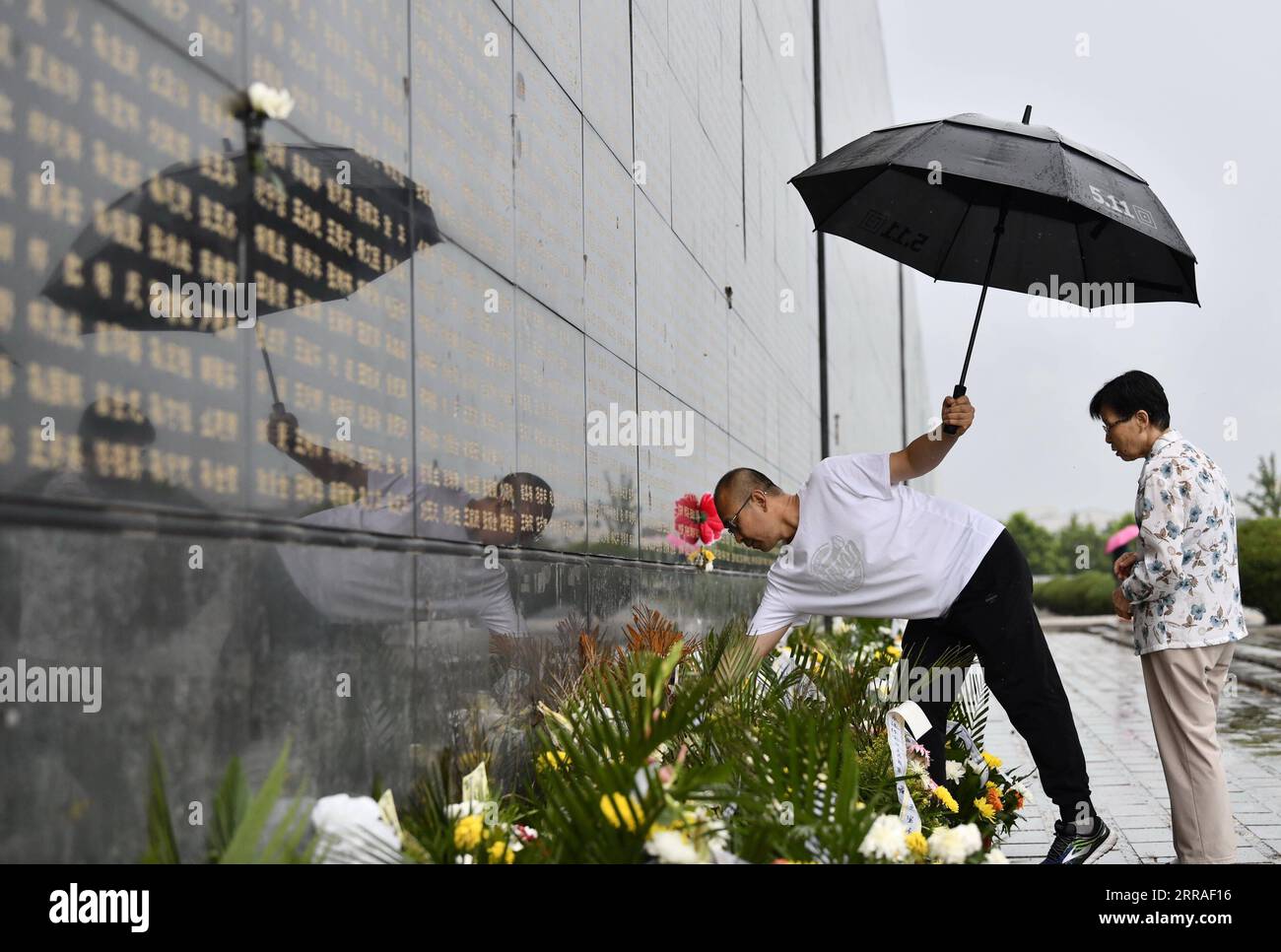 210728 -- TANGSHAN, le 28 juillet 2021 -- un résident présente des fleurs devant un mur commémoratif au parc commémoratif du tremblement de terre de Tangshan à Tangshan, dans la province du Hebei, dans le nord de la Chine, le 27 juillet 2021. Mercredi marque le 45e anniversaire du tremblement de terre de Tangshan. Le séisme de magnitude 7,8 a frappé la ville de Tangshan dans la province du Hebei le 28 juillet 1976, tuant plus de 240 000 personnes et détruisant pratiquement tous les bâtiments. CHINE-HEBEI-TANGSHAN TREMBLEMENT DE TERRE-45E ANNIVERSAIRE CN MUXYU PUBLICATIONXNOTXINXCHN Banque D'Images