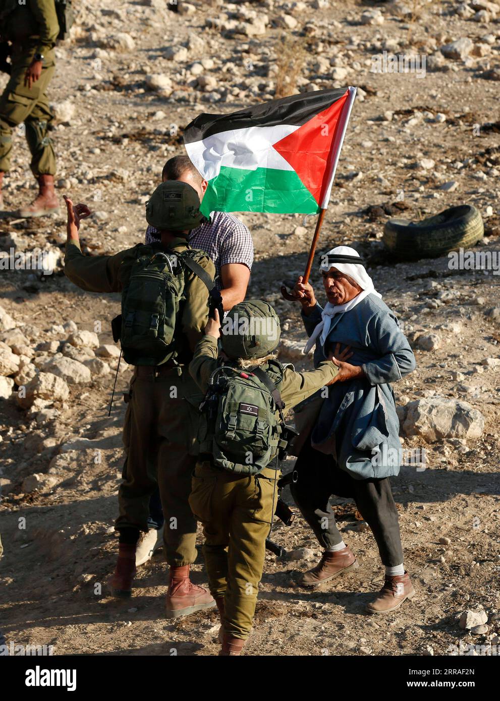 210728 -- TUBAS, 28 juillet 2021 -- des manifestants palestiniens s'affrontent avec des soldats israéliens à la suite d'une manifestation contre l'expansion des colonies juives dans la partie nord de la vallée du Jourdain, près de la ville de Tubas en Cisjordanie, le 27 juillet 2021. Photo de /Xinhua MIDEAST-TUBAS-CLASHS AymanxNobani PUBLICATIONxNOTxINxCHN Banque D'Images