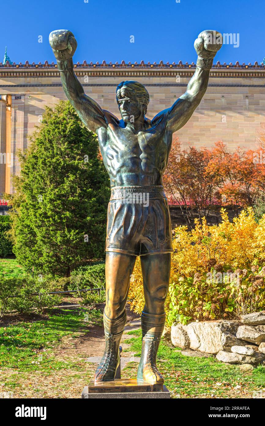 PHILADELPHIE, PENNSYLVANIE - NOVEMBR 16, 2016: La statue de Rocky Balboa pendant l'automne. La statue commémore la série de films Rocky qui a beco Banque D'Images