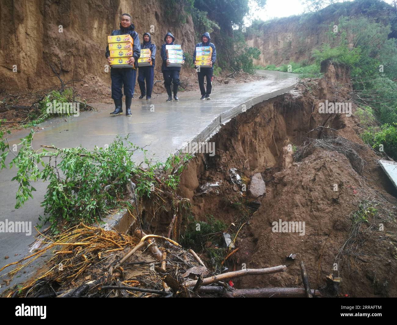 210729 -- ZHENGZHOU, le 29 juillet 2021 -- Un groupe de travail formé par des membres du personnel de la gare de Mugou livre des secours aux passagers bloqués du train K31 dans la province du Henan, au centre de la Chine, le 21 juillet 2021. Titres : bonté, puissance de l'unité brillent au milieu des inondations dévastatrices Xinhua PUBLICATIONxNOTxINxCHN Banque D'Images