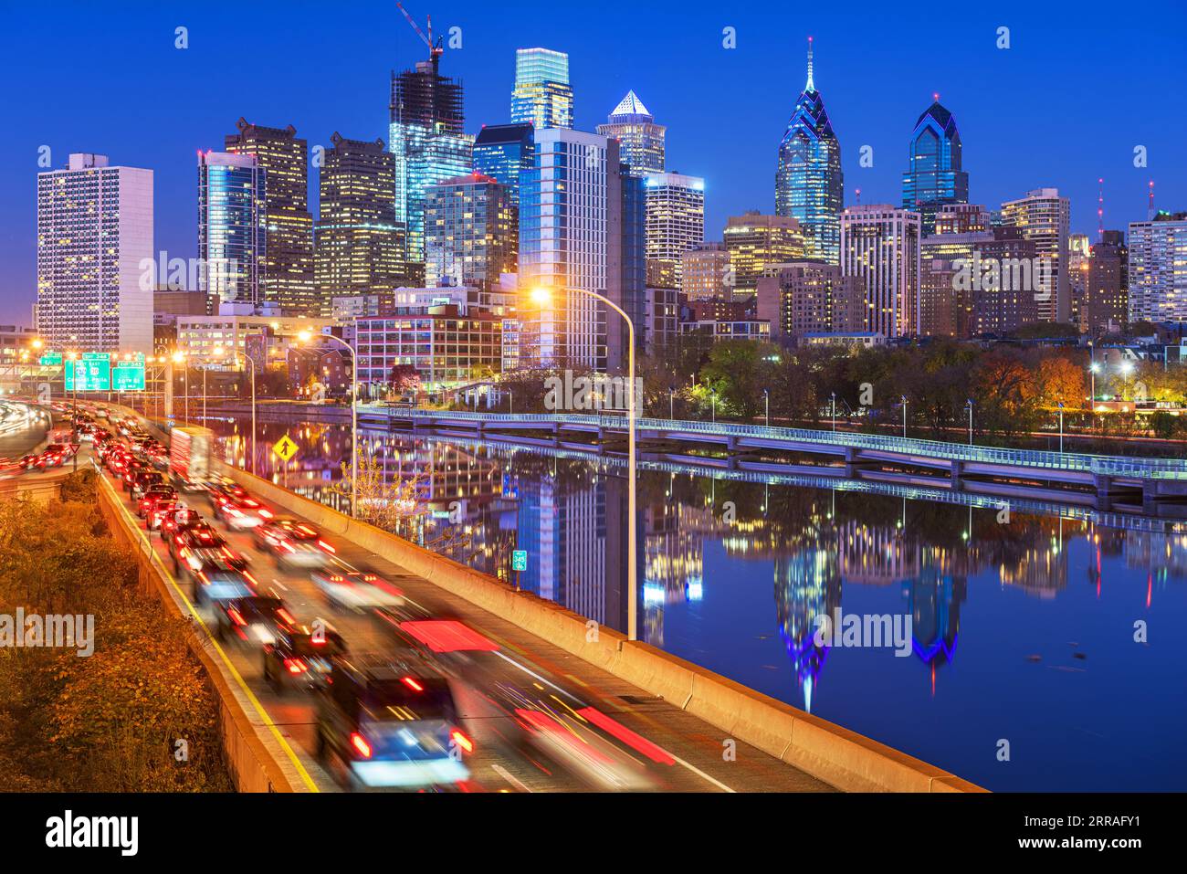 Philadelphie, Pennsylvanie, USA Skyline du centre-ville sur la rivière Schuylkill avec circulation la nuit. Banque D'Images