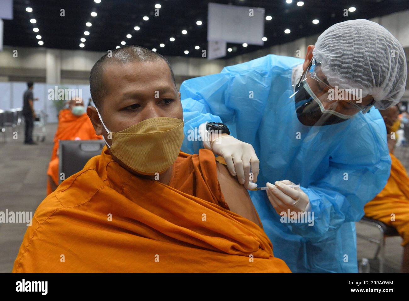 210731 -- BANGKOK, le 31 juillet 2021 -- Un bouddhiste thaïlandais reçoit une dose du vaccin COVID-19 à Bangkok, en Thaïlande, le 31 juillet 2021. Les cas et les décès quotidiens de COVID-19 en Thaïlande ont tous deux établi des records samedi, alors que le pays lutte contre sa pire augmentation des infections due à la variante très contagieuse du Delta. THAÏLANDE-BANGKOK-COVID-19-VACCINATION RachenxSageamsak PUBLICATIONxNOTxINxCHN Banque D'Images