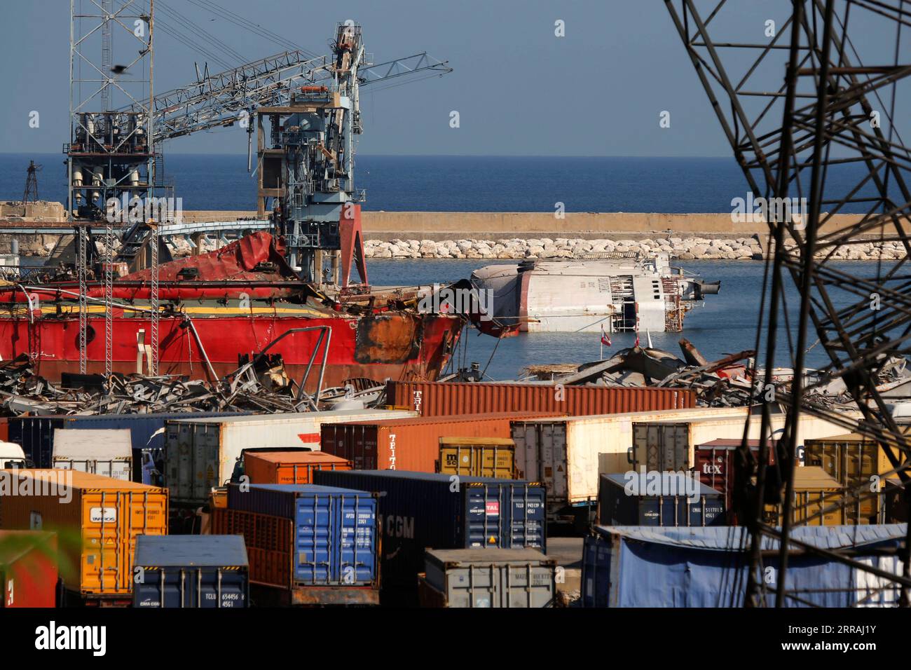 210803 -- BEYROUTH, 3 août 2021 -- une photo prise le 2 août 2021 montre une vue du port de Beyrouth à Beyrouth, au Liban. Un an après les énormes explosions qui ont détruit le port de Beyrouth, une foule de sociétés internationales se proposent de le reconstruire, à la lumière de l emplacement stratégique du Liban et des ressources potentielles en pétrole et en gaz offshore, ont déclaré des analystes à Xinhua. POUR ALLER AVEC News analyse : int l firmes soumissionnent pour reconstruire le port de Beyrouth pour le Liban emplacement stratégique, réserves énergétiques : analystes LIBAN-BEYROUTH-PORT-EXPLOSION-ANNIVERSAIRE-RECONSTRUCTION BilalxJawich PUBLICATIONxNOTxINxCHN Banque D'Images