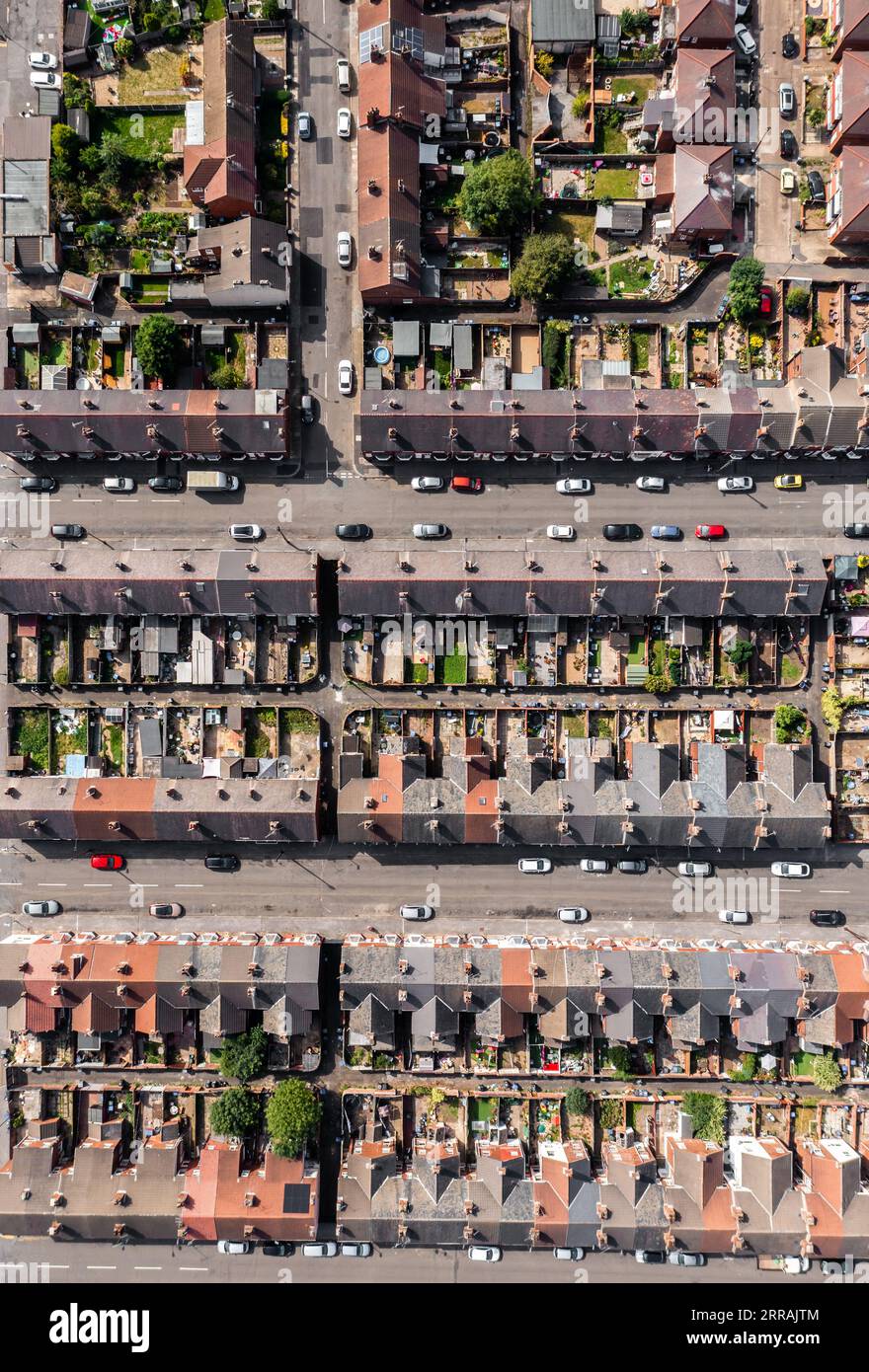 Une vue aérienne directement au-dessus des toits de rangées de maisons mitoyennes dos à dos avec des ruelles et des jardins dans une zone de classe de travail d'un Nord à Banque D'Images