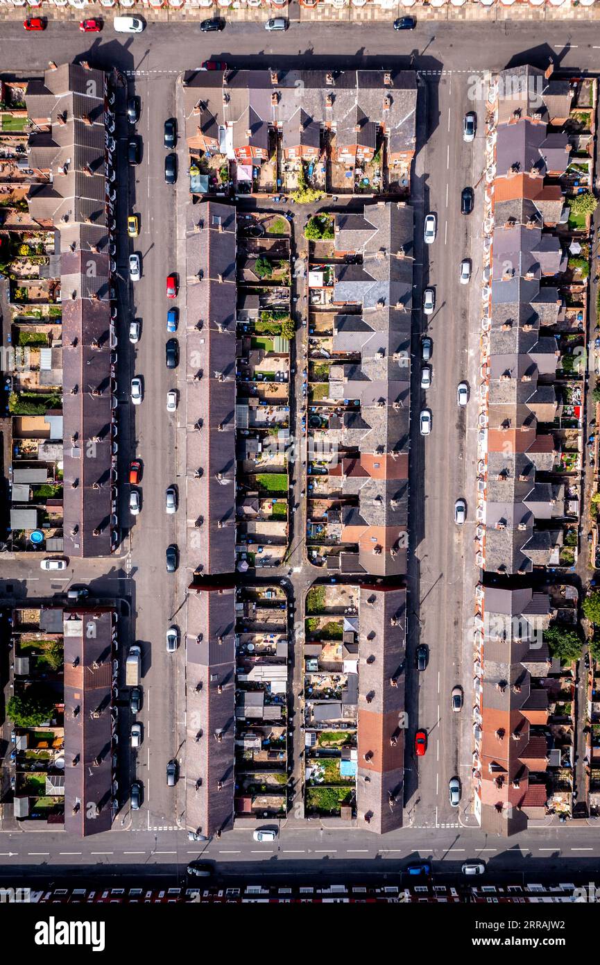 Une vue aérienne directement au-dessus des toits de rangées de maisons mitoyennes dos à dos avec des ruelles et des jardins dans une zone de classe de travail d'un Nord à Banque D'Images