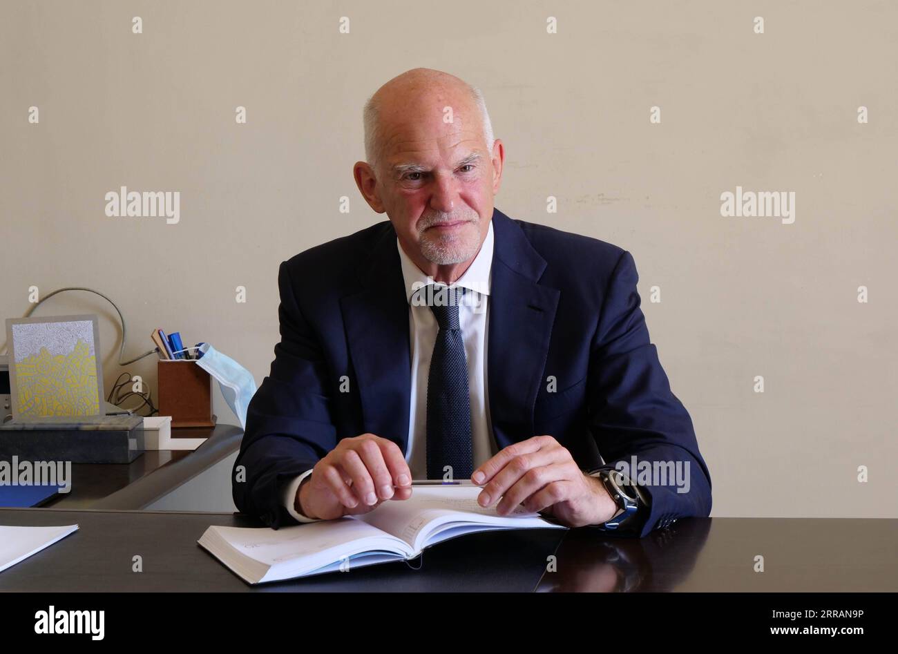210810 -- ATHÈNES, le 10 août 2021 -- George Papandreou, ancien Premier ministre grec et président de l'internationale socialiste, s'exprime lors d'une interview avec Xinhua à Athènes, en Grèce, le 7 mai 2021. POUR ALLER AVEC Interview : CPC, la Chine jouent un rôle majeur dans le renforcement du multilatéralisme, dit l'ancien Premier ministre grec GRÈCE-ATHÈNES-ANCIEN Premier ministre-INTERVIEW YuxShuaishuai PUBLICATIONxNOTxINxCHN Banque D'Images
