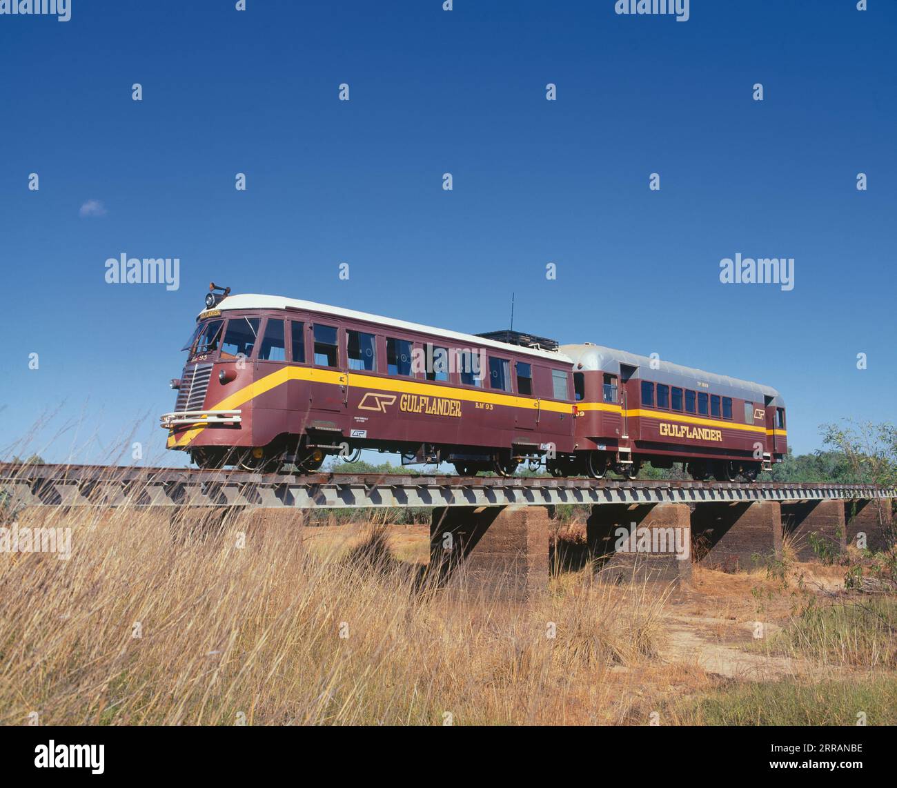 Australie. Queensland. Chemins de fer. Locomotive Gulflander sur le pont Norman River. Banque D'Images