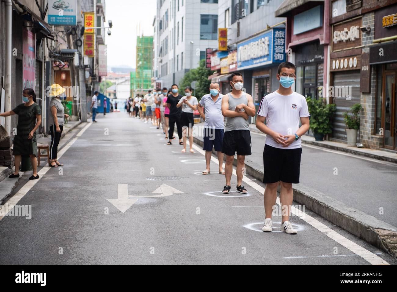 210810 -- ZHANGJIAJIE, 10 août 2021 -- les citoyens gardent la distance sociale en attendant le test d'acide nucléique COVID-19 à Zhangjiajie, province du Hunan, au centre de la Chine, le 10 août 2021. Depuis la récente résurgence du COVID-19 à Zhangjiajie en juillet 29, la ville a signalé 53 cas confirmés transmis localement, et trois porteurs asymptomatiques sont actuellement sous observation médicale. CHINE-HUNAN-ZHANGJIAJIE-COVID-19-TEST DE MASSE CN CHENXSIHAN PUBLICATIONXNOTXINXCHN Banque D'Images