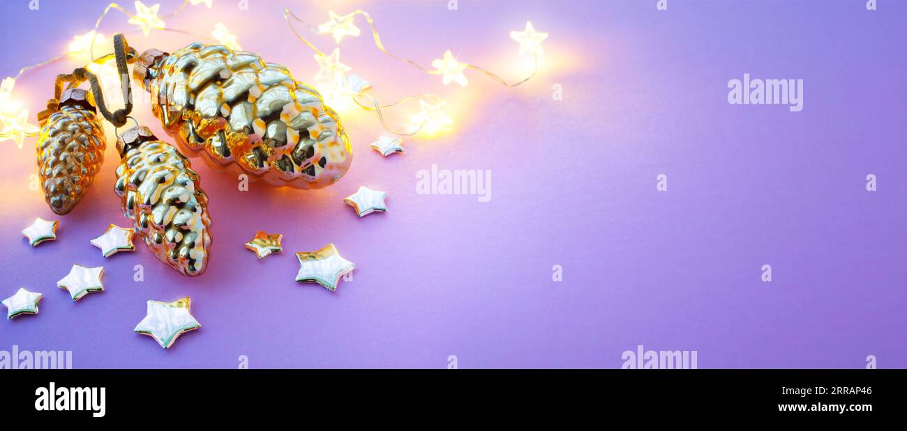 Bannière de Noël ou fond de carte de voeux avec lumière de noël et décoration ; bordure de cadre de Noël Banque D'Images