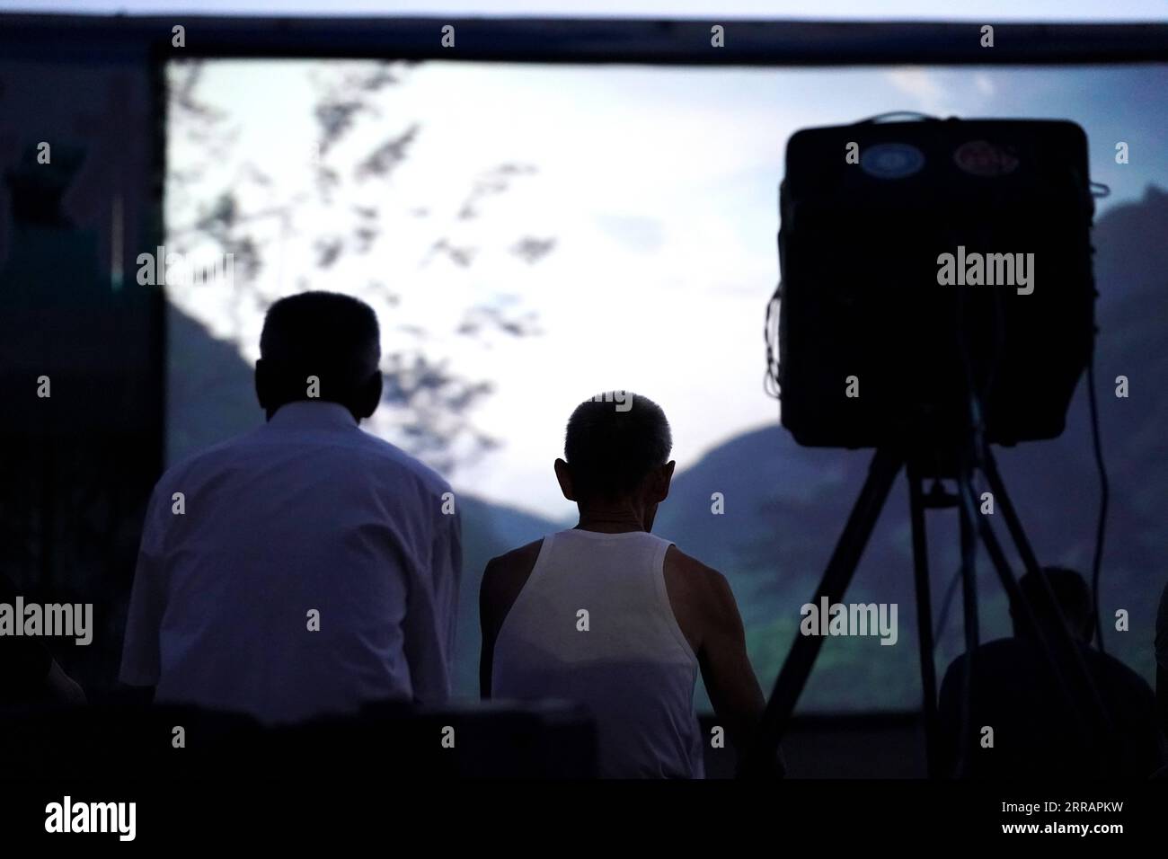 210813 -- TAIYUAN, 13 août 2021 -- des villageois voient un film en plein air dans le village de Gaojiayan, canton de Sanjiao, comté de Liulin, province du Shanxi, dans le nord de la Chine, le 10 août 2021. En 1975, Sanjiao Township a créé une équipe de projection de films. Liu Bufei et Liu Dengzhao, tous deux cinéphiles depuis l'enfance, ont rejoint l'équipe et sont devenus projectionnistes ruraux. En 2007, l'équipe est devenue troïka avec le projectionniste de deuxième génération Xue Xiaogang, qui avait vu des films en plein air dans le village pendant son enfance. Au fil des ans, l'équipe de projection, pendant d'innombrables fois, a roulé le long des routes de campagne Banque D'Images