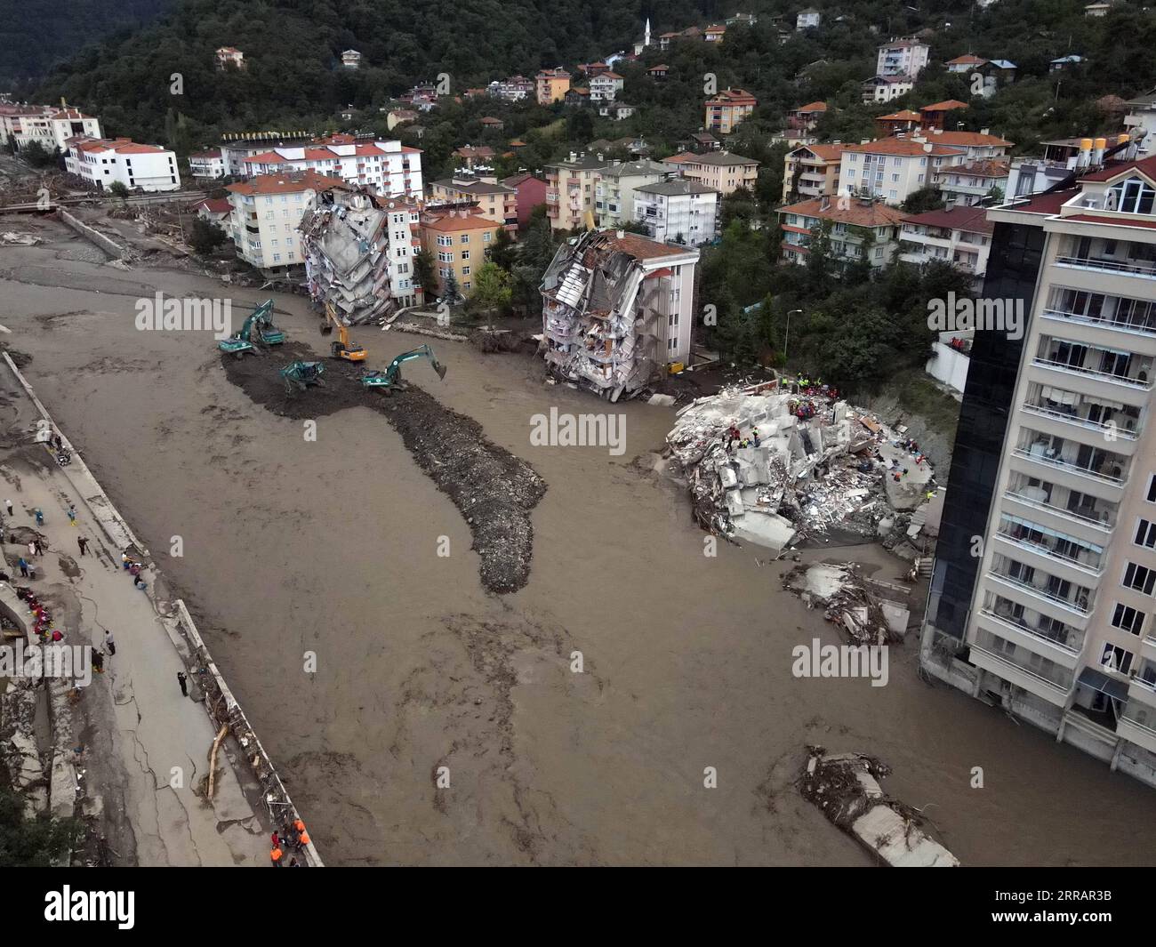 210813 -- KASTAMONU TURQUIE, 13 août 2021 -- une photo aérienne prise le 13 août 2021 montre une zone touchée par des inondations dans la ville de Bozkurt de la province de Kastamonu, en Turquie. Les crues soudaines qui ont frappé trois provinces de la région de la mer Noire en Turquie ont fait 27 morts, a déclaré vendredi l autorité de gestion des catastrophes du pays. La présidence turque chargée de la gestion des catastrophes et des situations d urgence a déclaré que 25 personnes étaient mortes dans la province de Kastamonu et deux autres dans la province de Sinop, tandis qu une personne avait disparu dans la province de Bartin. Photo de /Xinhua TURQUIE-KASTAMONU-INONDATIONS-AFTERMATH MUSTAFAXKAYA PUBLICATIONxNOTxINxCHN Banque D'Images