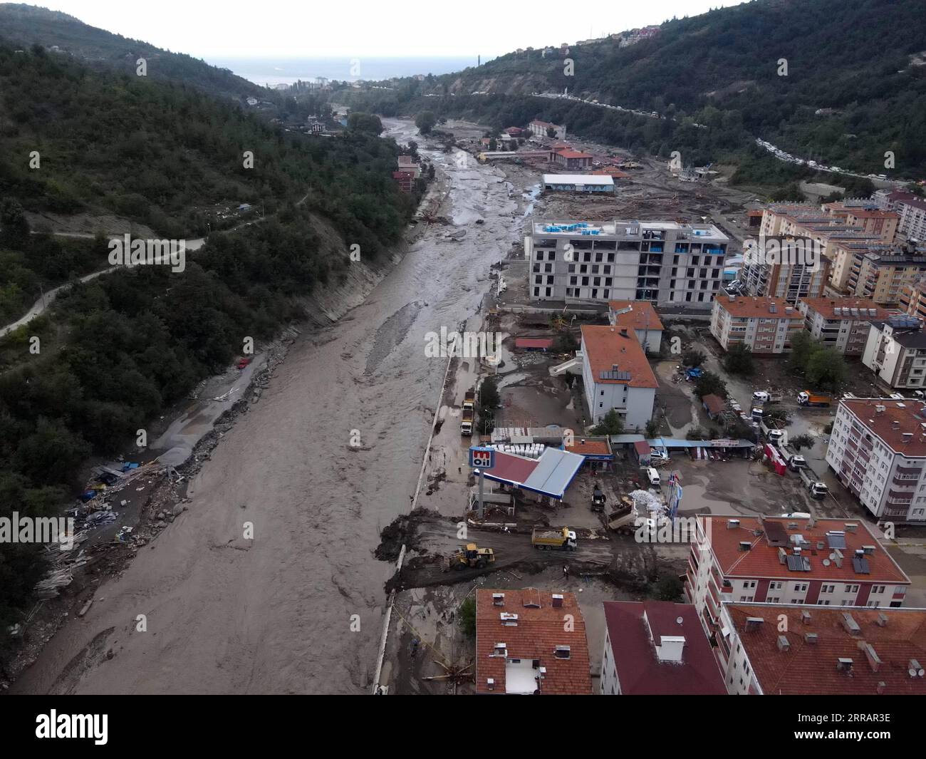 210813 -- KASTAMONU TURQUIE, 13 août 2021 -- une photo aérienne prise le 13 août 2021 montre une zone touchée par des inondations dans la ville de Bozkurt de la province de Kastamonu, en Turquie. Les crues soudaines qui ont frappé trois provinces de la région de la mer Noire en Turquie ont fait 27 morts, a déclaré vendredi l autorité de gestion des catastrophes du pays. La présidence turque chargée de la gestion des catastrophes et des situations d urgence a déclaré que 25 personnes étaient mortes dans la province de Kastamonu et deux autres dans la province de Sinop, tandis qu une personne avait disparu dans la province de Bartin. Photo de /Xinhua TURQUIE-KASTAMONU-INONDATIONS-AFTERMATH MUSTAFAXKAYA PUBLICATIONxNOTxINxCHN Banque D'Images