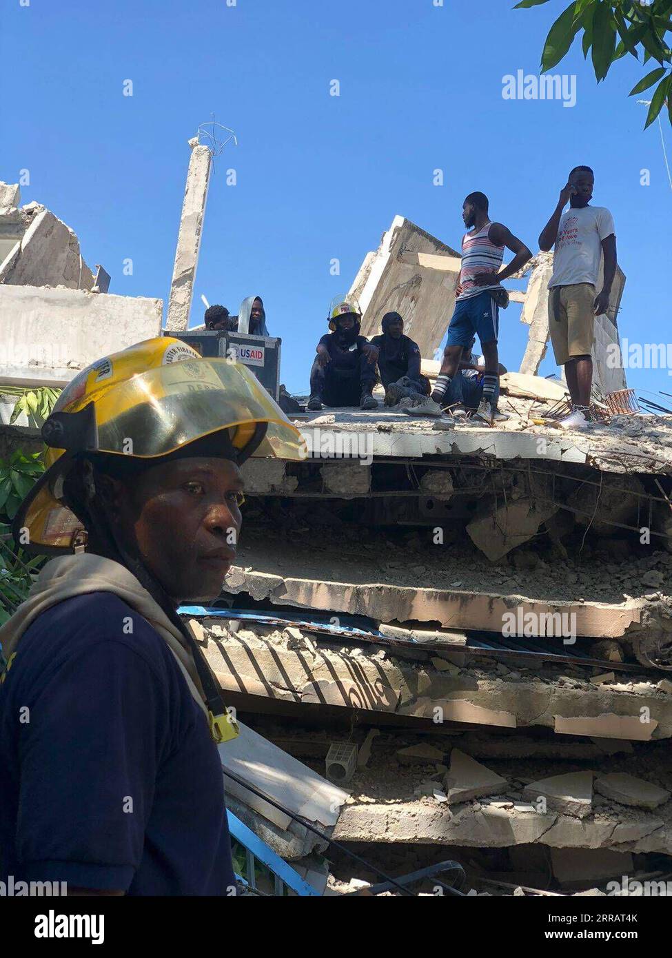 210815 -- LES CAYES, 15 août 2021 -- une image prise avec un appareil mobile montre que des gens se rassemblent dans un bâtiment endommagé après le tremblement de terre aux Cayes, en Haïti, le 15 août 2021. Le nombre de morts est passé à 724 dans un violent tremblement de terre qui a frappé Haïti samedi matin, ont déclaré les autorités nationales de protection civile dans un communiqué publié dimanche. Selon les services de protection civile d'Haïti, plus de 2 800 blessés ont été enregistrés jusqu'à présent après le tremblement de terre. Photo de /Xinhua HAÏTI-LES CAYES-TREMBLEMENT DE TERRE-BILAN KatherinexHernandez PUBLICATIONxNOTxINxCHN Banque D'Images