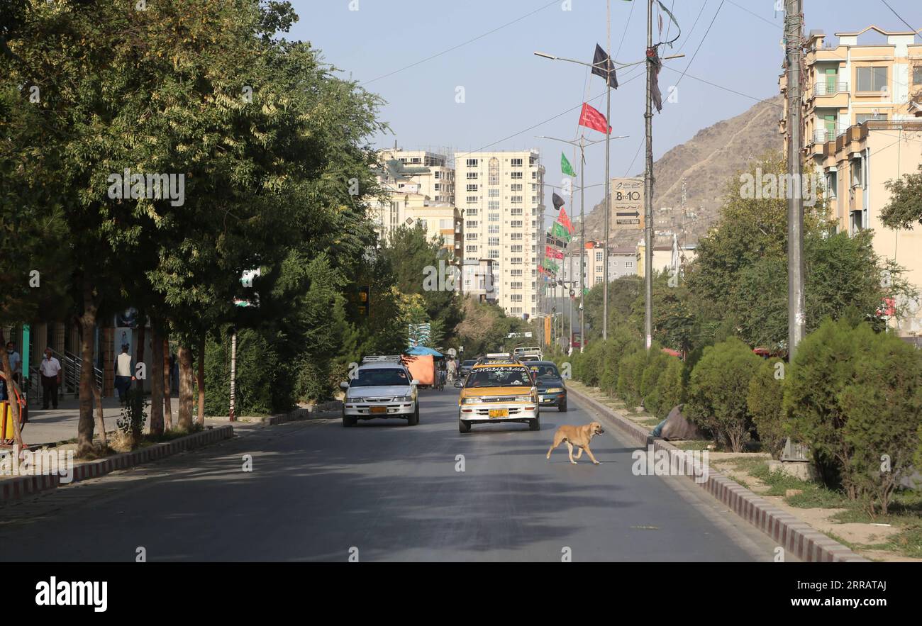 210816 -- KABOUL, 16 août 2021 -- une photo prise le 15 août 2021 montre une route à Kaboul, capitale de l'Afghanistan. Le président afghan Mohammad Ashraf Ghani a quitté le pays dimanche soir, tandis que les forces talibans sont entrées dans la capitale Kaboul et ont pris le contrôle du palais présidentiel. Ghani a confirmé sur sa page Facebook dimanche soir qu'il avait quitté le pays, affirmant que la décision était d'empêcher l'effusion de sang. Photo de /Xinhua AFGHANISTAN-KABOUL-STREET VIEW RahmatullahxAlizadah PUBLICATIONxNOTxINxCHN Banque D'Images