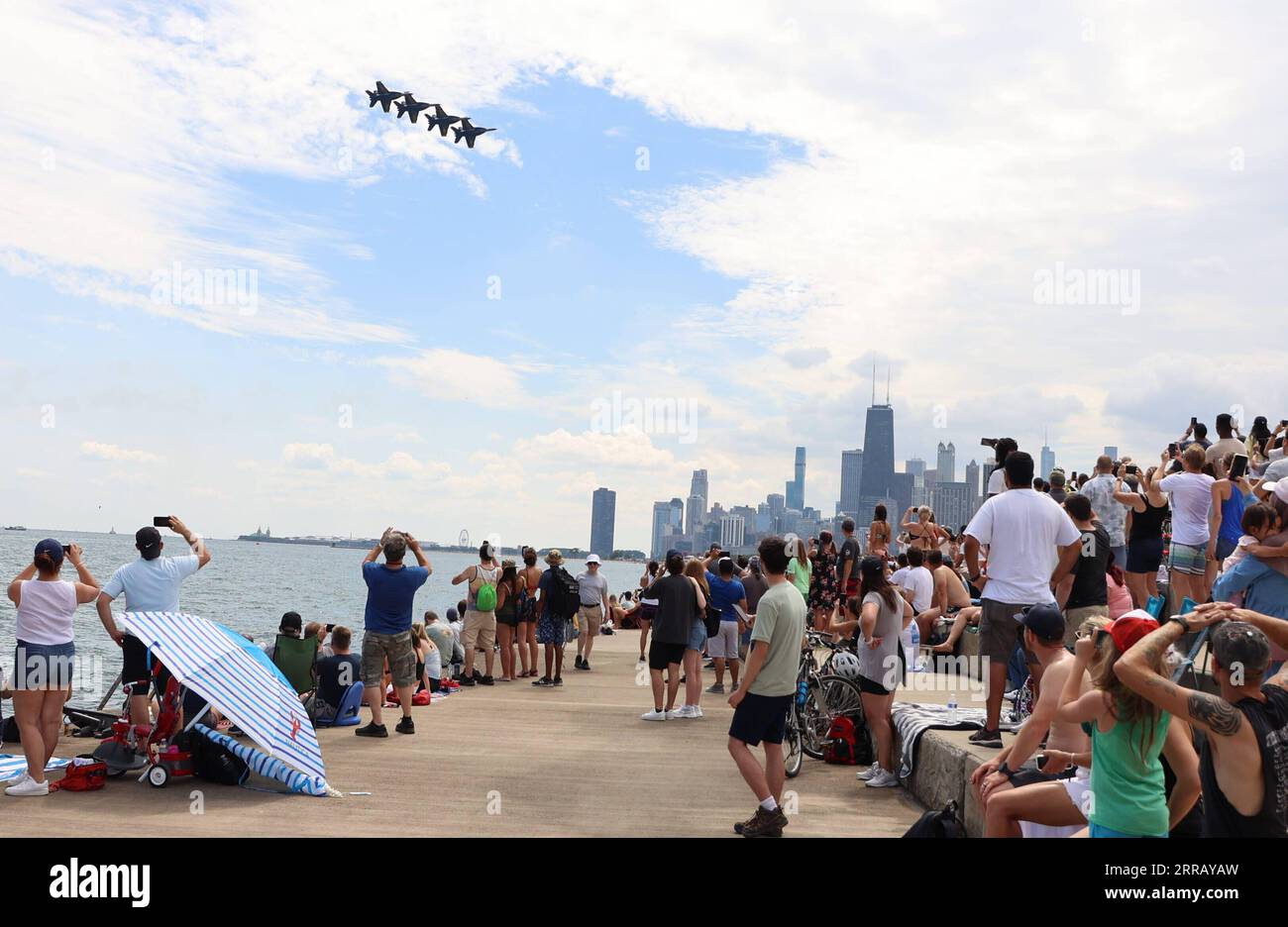 210821 -- CHICAGO, le 21 août 2021 -- les gens regardent les performances des avions lors du Chicago Air and Water Show 2021 à Chicago, aux États-Unis, le 21 août 2021. Chicagoans samedi a levé les yeux vers le ciel alors que le Chicago Air and Water Show 2021 est revenu dans une version réinventée. Les spectacles aériens gratuits et réinventés font partie de l'initiative Open Chicago du maire de Chicago pour rouvrir en toute sécurité la troisième plus grande ville des États-Unis. Photo de /Xinhua U.S.-CHICAGO-AIR ET SPECTACLE AQUATIQUE 2021 JoelxLerner PUBLICATIONxNOTxINxCHN Banque D'Images