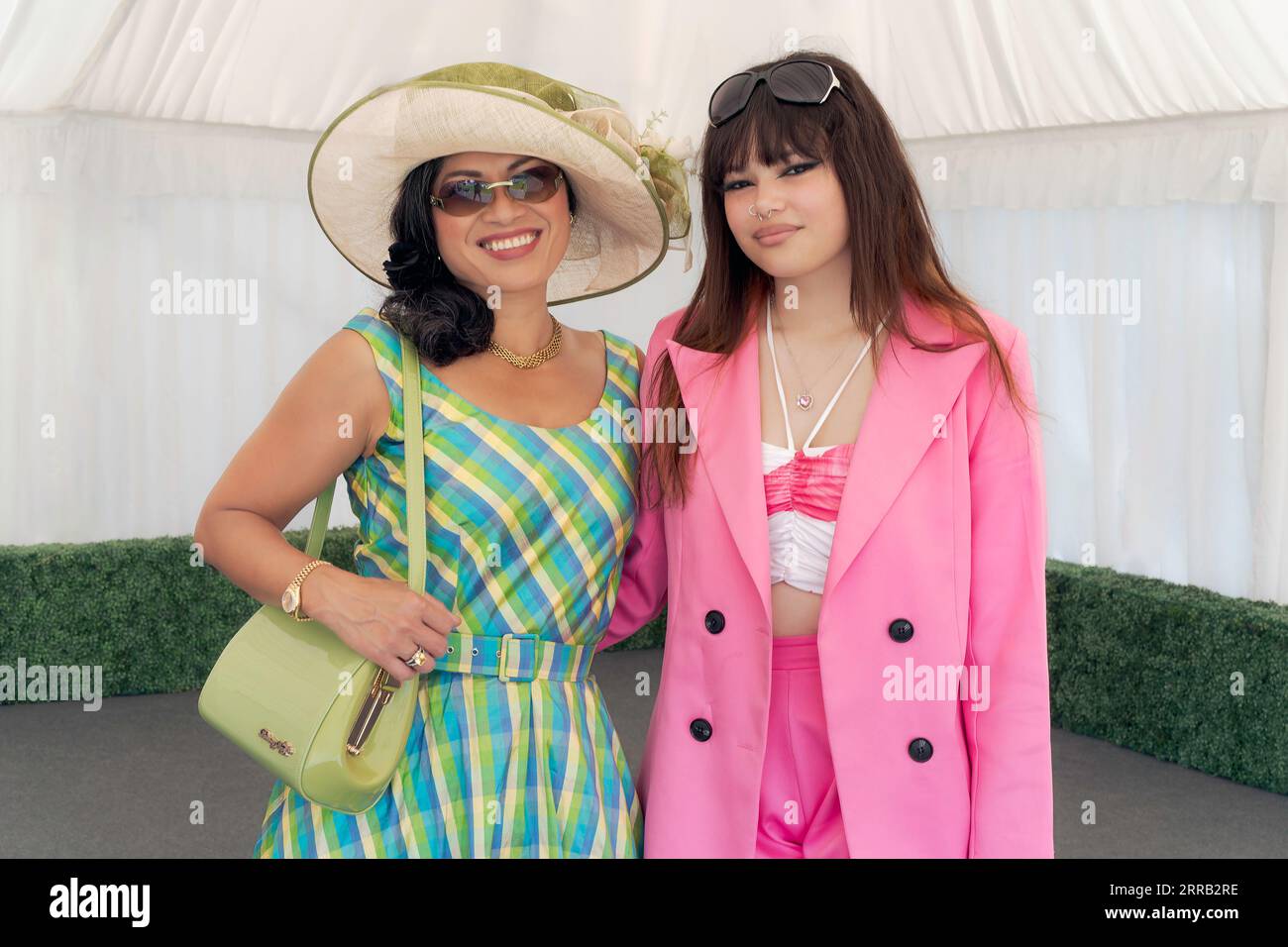 Charmant et beau couple Profitez de Ladies Day aux courses dans des vêtements à la mode à Beverley, Royaume-Uni. Banque D'Images