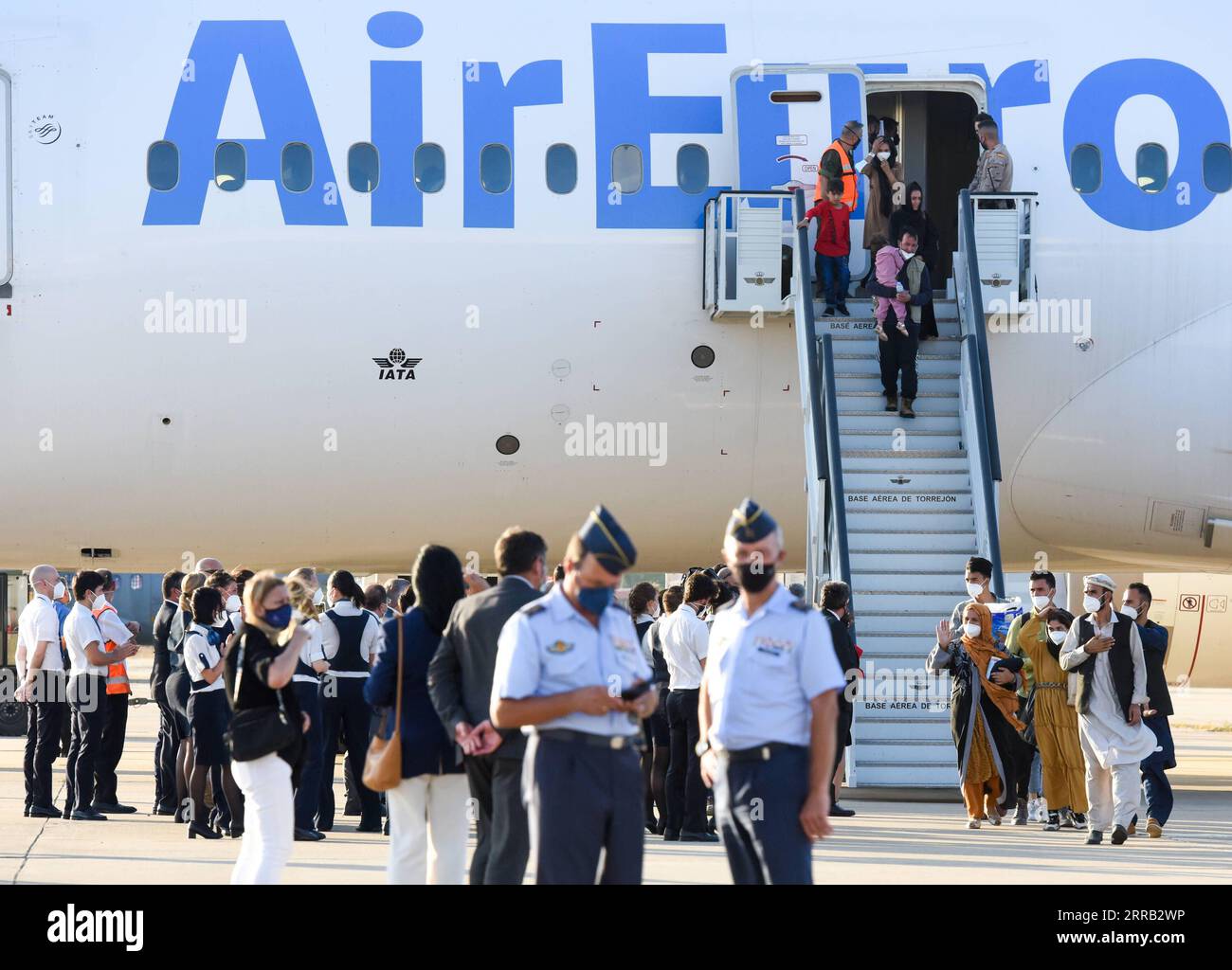 210828 -- MADRID, le 28 août 2021 -- des personnes évacuées d'Afghanistan arrivent à un aéroport militaire de Madrid, en Espagne, le 27 août 2021. Le gouvernement espagnol a déclaré vendredi qu'il avait conclu son opération d'évacuation des Espagnols et des Afghans qui avaient travaillé avec les autorités espagnoles en Afghanistan. Le dernier vol espagnol de Kaboul devait atterrir à l'aéroport militaire de Torrejon de Ardoz à Madrid vendredi soir, portant à 2 206 le nombre d'Afghans évacués par les Espagnols, selon le Premier ministre espagnol Pedro Sanchez. Photo de /Xinhua ESPAGNE-MADRID-AFGHANS-ESPAGNOLS-ÉVACUATION-HALT G Banque D'Images