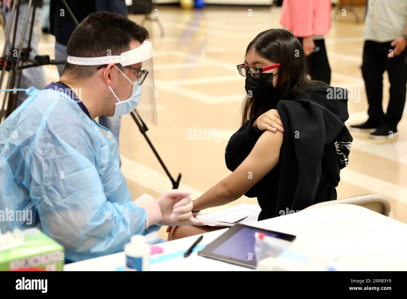 210830 -- LOS ANGELES, le 30 août 2021 -- Un élève se prépare à recevoir le vaccin contre la COVID-19 à la Woodrow Wilson Senior High School de Los Angeles, Californie, États-Unis, le 30 août 2021. Le Los Angeles Unified School District LAUSD a commencé lundi à distribuer les première et deuxième doses de vaccins COVID-19 aux étudiants de 12 ans et plus et aux employés du district. ÉTATS-UNIS-LOS ANGELES-CAMPUS SCOLAIRE-COVID-19 VACCINATION XINHUA PUBLICATIONXNOTXINXCHN Banque D'Images