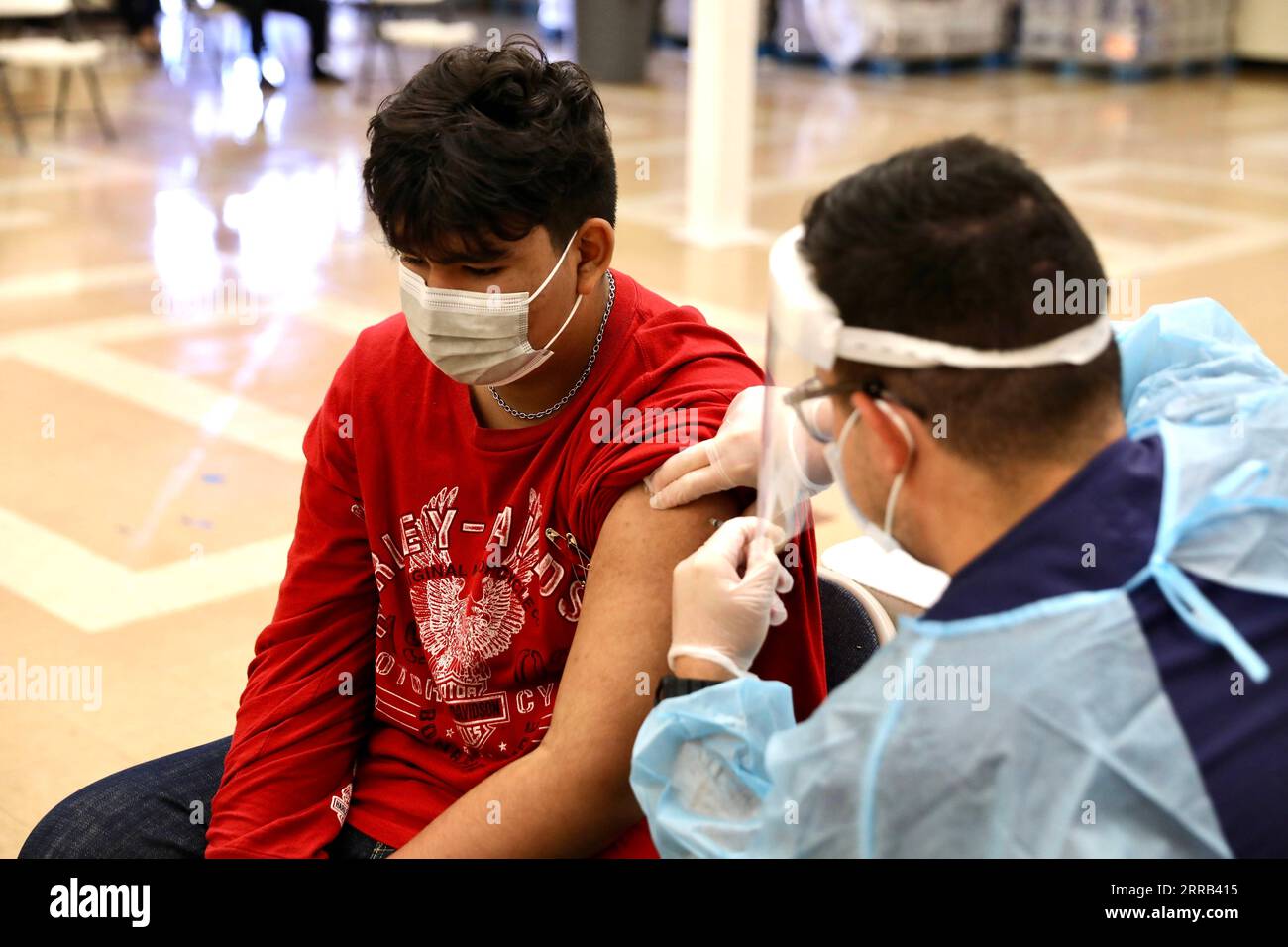 210830 -- LOS ANGELES, le 30 août 2021 -- Un étudiant reçoit une dose du vaccin contre la COVID-19 à la Woodrow Wilson Senior High School de Los Angeles, Californie, États-Unis, le 30 août 2021. Le Los Angeles Unified School District LAUSD a commencé lundi à distribuer les première et deuxième doses de vaccins COVID-19 aux étudiants de 12 ans et plus et aux employés du district. ÉTATS-UNIS-LOS ANGELES-CAMPUS SCOLAIRE-COVID-19 VACCINATION XINHUA PUBLICATIONXNOTXINXCHN Banque D'Images