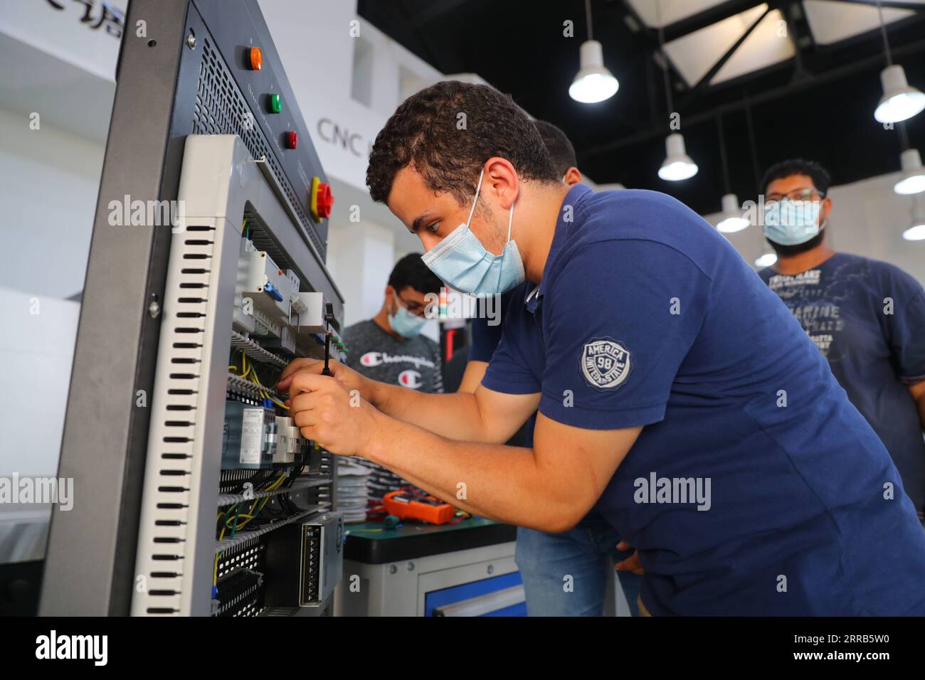 210902 -- LE CAIRE, le 2 septembre 2021 -- Un stagiaire apprend la connexion de circuit à la CNC Control Computer Numerical installation and Commissioning Training Area de Luban atelier à l'Université Ain Shams au Caire, Égypte, le 16 août 2021. POUR ALLER AVEC la caractéristique : atelier professionnel chinois en Egypte prépare les diplômés pour le marché du travail EGYPTE-CAIRE-AIN SHAMS UNIVERSITY-LUBAN ATELIER SuixXiankai PUBLICATIONxNOTxINxCHN Banque D'Images