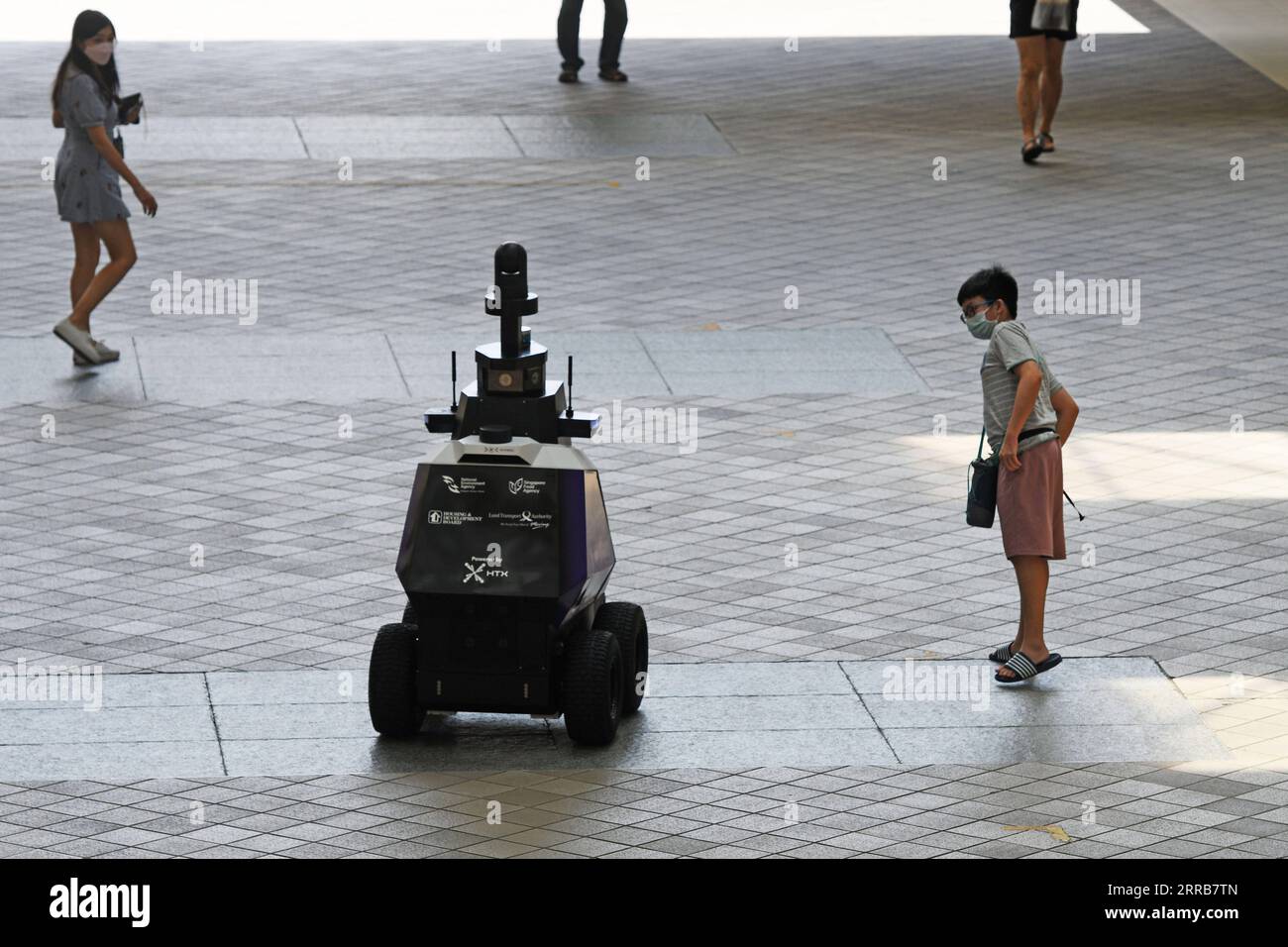 210906 -- SINGAPOUR, le 6 septembre 2021 -- Un robot autonome HTX de l'agence Home Team Science and Technology, Xavier, patrouille dans la zone à forte circulation pédestre à Toa Payoh Central de Singapour le 6 septembre 2021. Pendant une période de trois semaines à partir du 5 septembre 2021, le robot autonome Xavier sillonnera la foule à Toa Payoh Central de Singapour pour détecter les comportements sociaux indésirables comme fumer dans les zones interdites et rassembler plus de 5 personnes. Photo de /Xinhua SINGAPORE-ROBOT DE PATROUILLE AUTONOME ThenxChihxWey PUBLICATIONxNOTxINxCHN Banque D'Images