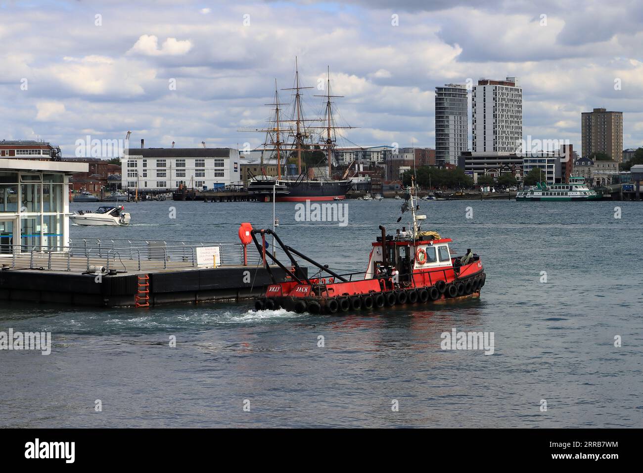 Un remorqueur de dragage à côté du ponton du ferry de Gosport. Le Jolly Jack est un remorqueur delta IHC utilisé pour le dragage et les opérations sous-marines. On le voit ici opérer près du ponton du ferry de Gosport. Elle effectue des travaux de dragage d'entretien courant pour le compte de ML (UK) Dredging Ltd Banque D'Images