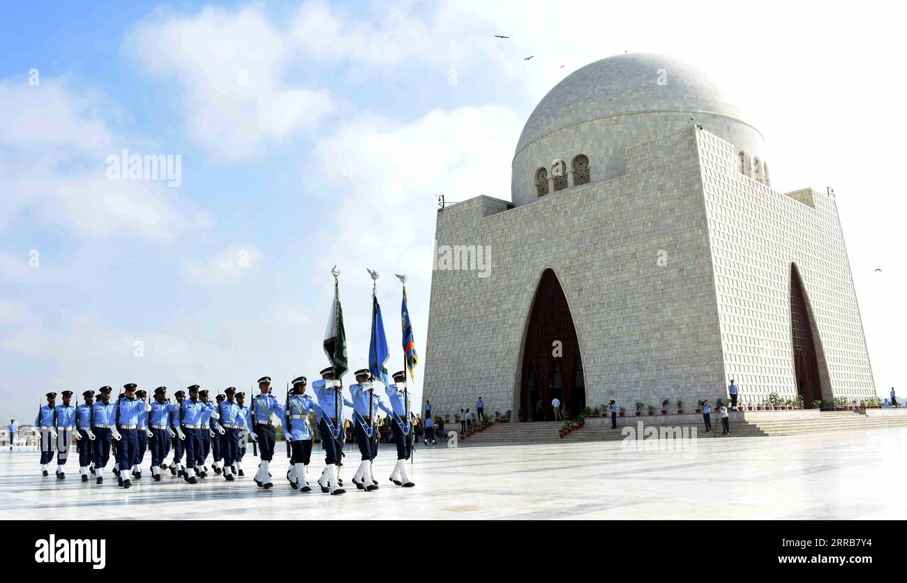 210906 -- KARACHI, 6 septembre 2021 -- des cadets de l'armée de l'air pakistanaise défilent au mausolée du fondateur du Pakistan Muhammad Ali Jinnah lors d'une cérémonie marquant la Journée de la Défense dans la ville portuaire de Karachi, dans le sud du Pakistan, le 6 septembre 2021. Le Pakistan a célébré la Journée de la Défense lundi. Str/Xinhua PAKISTAN-KARACHI-DEFENSE DAY-CELEBRATION Stringer PUBLICATIONxNOTxINxCHN Banque D'Images