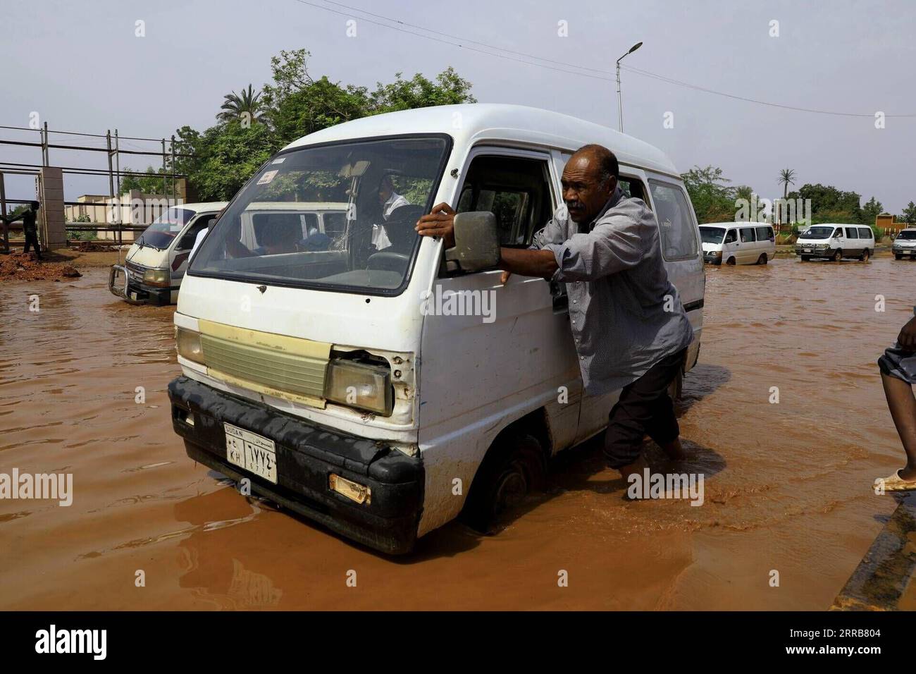 210906 -- KHARTOUM, le 6 septembre 2021 -- Un homme pousse une voiture en panne sur une route inondée après de fortes pluies à Khartoum, Soudan, le 6 septembre 2021. SOUDAN-KHARTOUM-FORTES PLUIES MohamedxKhidir PUBLICATIONxNOTxINxCHN Banque D'Images