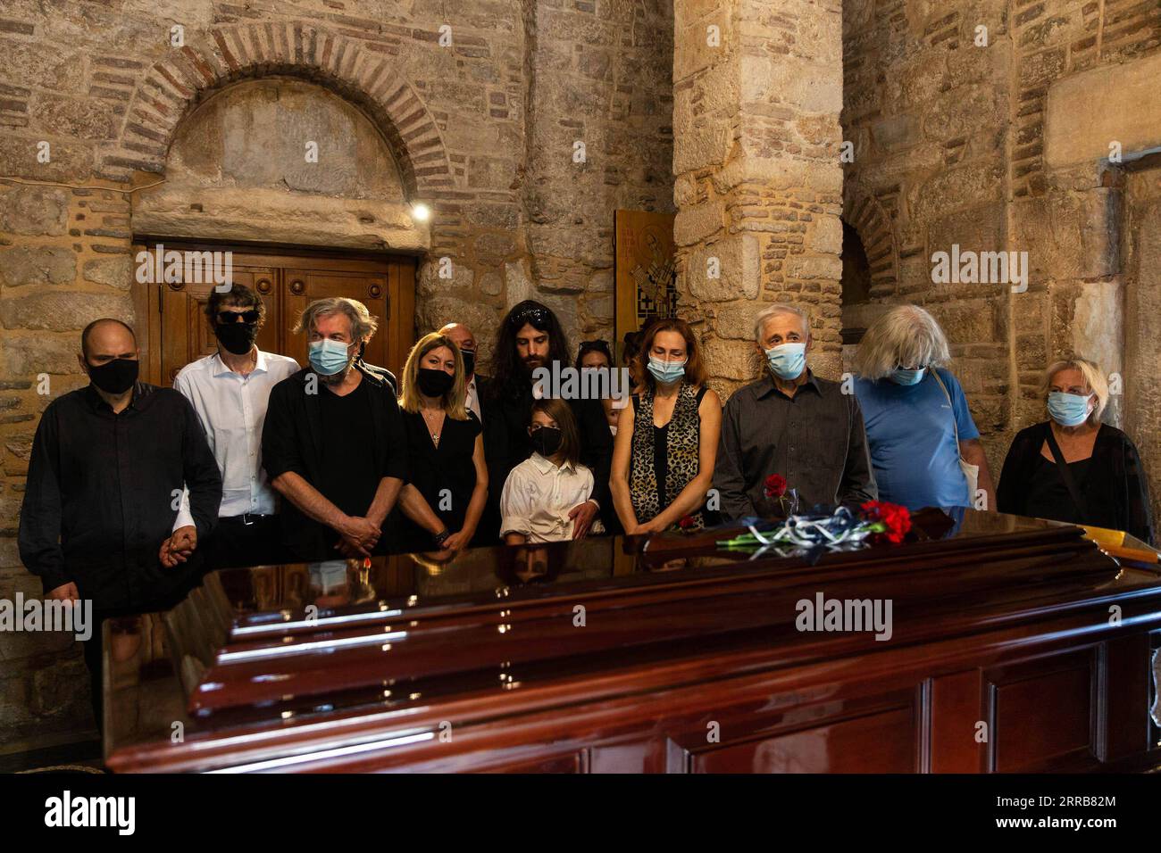 210906 -- ATHÈNES, le 6 septembre 2021 -- la famille du regretté compositeur Mikis Theodorakis se tient près de son cercueil à Athènes, en Grèce, le 6 septembre 2021. Le célèbre compositeur grec Mikis Theodorakis est décédé le 2 septembre à l'âge de 96 ans, a rapporté l'agence de presse nationale grecque AMNA. GRÈCE-ATHÈNES-COMPOSITEUR-MIKIS THEODORAKIS-SE TROUVANT DANS L'ÉTAT MARIOSXLOLOS PUBLICATIONXNOTXINXCHN Banque D'Images