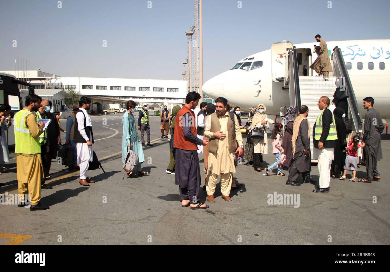 210906 -- KABOUL, le 6 septembre 2021 -- des passagers montent à bord d'un avion à l'aéroport de Kaboul, capitale de l'Afghanistan, le 6 septembre 2021. La compagnie aérienne nationale Ariana afghan Airlines a repris ses vols intérieurs, a rapporté dimanche une chaîne de télévision locale. Photo par /Xinhua AFGHANISTAN-KABOUL-AIRLINE-VOLS INTÉRIEURS SaifurahmanxSafi PUBLICATIONxNOTxINxCHN Banque D'Images