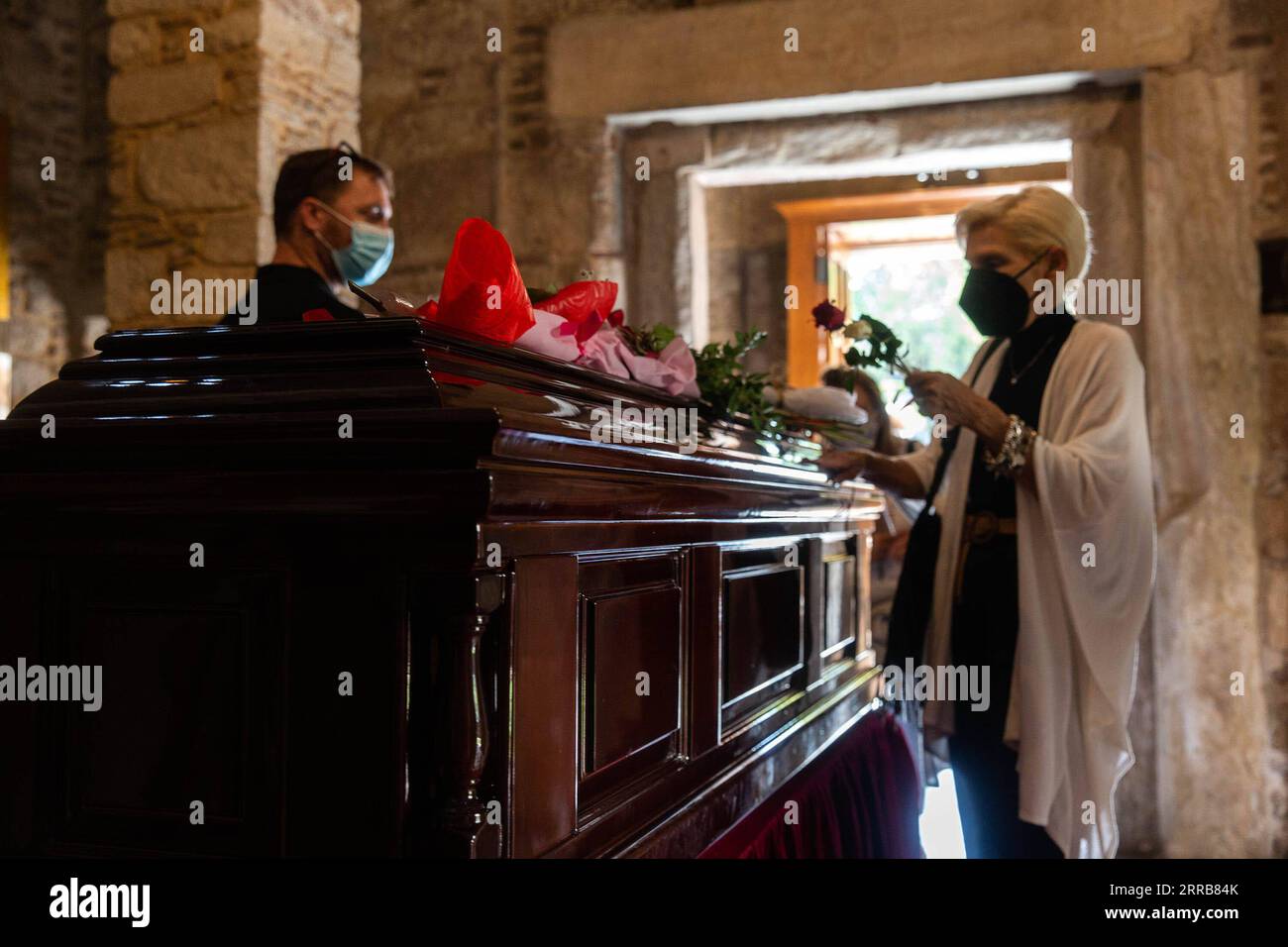 210906 -- ATHÈNES, le 6 septembre 2021 -- Une femme rend hommage au regretté compositeur Mikis Theodorakis à la cathédrale métropolitaine d'Athènes, en Grèce, le 6 septembre 2021. Le célèbre compositeur grec Mikis Theodorakis est décédé le 2 septembre à l'âge de 96 ans, a rapporté l'agence de presse nationale grecque AMNA. GRÈCE-ATHÈNES-COMPOSITEUR-MIKIS THEODORAKIS-SE TROUVANT DANS L'ÉTAT MARIOSXLOLOS PUBLICATIONXNOTXINXCHN Banque D'Images