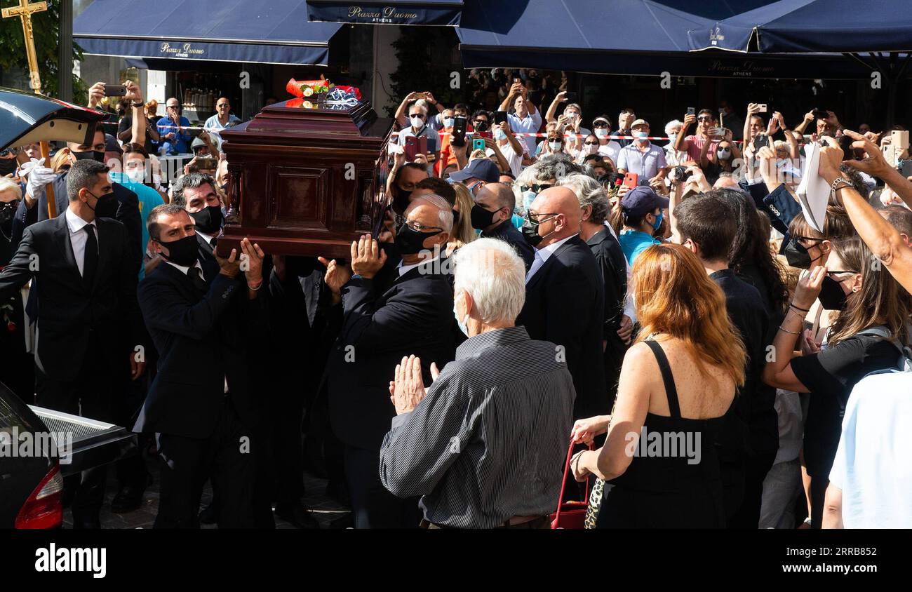 210906 -- ATHÈNES, le 6 septembre 2021 -- le cercueil du regretté compositeur Mikis Theodorakis arrive à la cathédrale métropolitaine d'Athènes, en Grèce, le 6 septembre 2021. Le célèbre compositeur grec Mikis Theodorakis est décédé le 2 septembre à l'âge de 96 ans, a rapporté l'agence de presse nationale grecque AMNA. GRÈCE-ATHÈNES-COMPOSITEUR-MIKIS THEODORAKIS-SE TROUVANT DANS L'ÉTAT MARIOSXLOLOS PUBLICATIONXNOTXINXCHN Banque D'Images